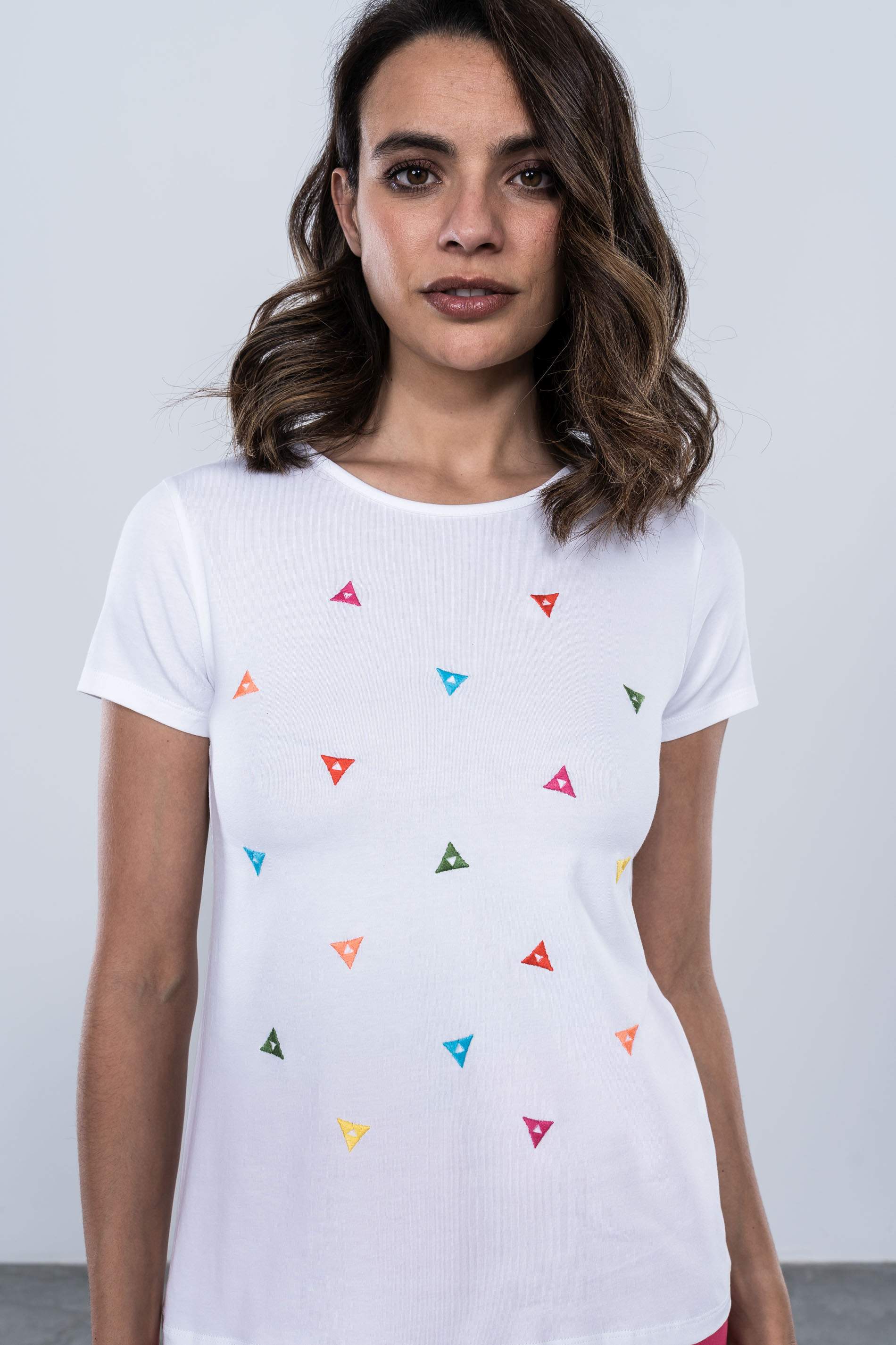 CAMISETA TRIANGULOS BORDADOS BLANCO
