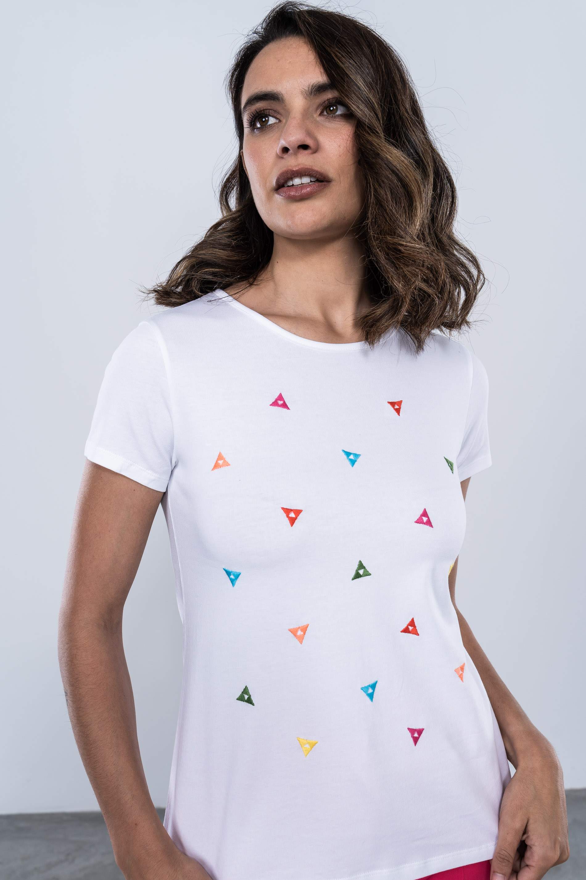 CAMISETA TRIANGULOS BORDADOS BLANCO