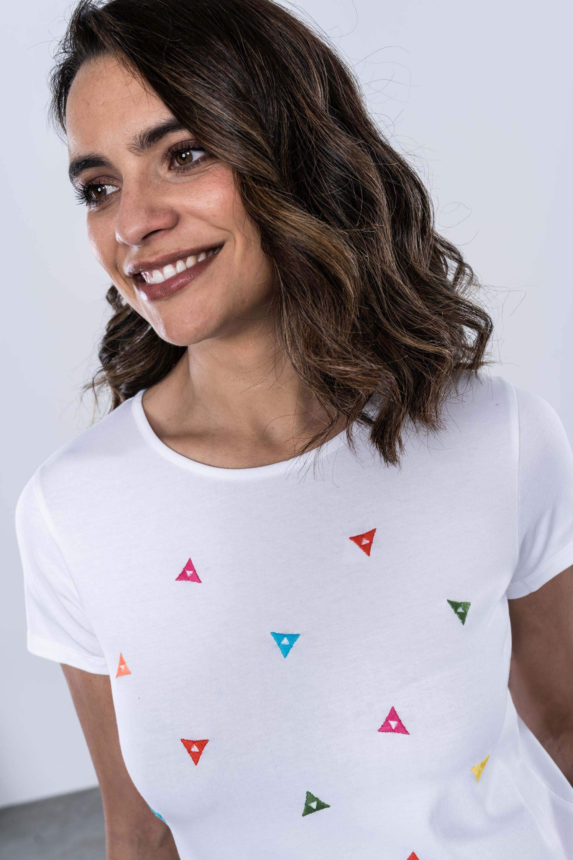 CAMISETA TRIANGULOS BORDADOS BLANCO