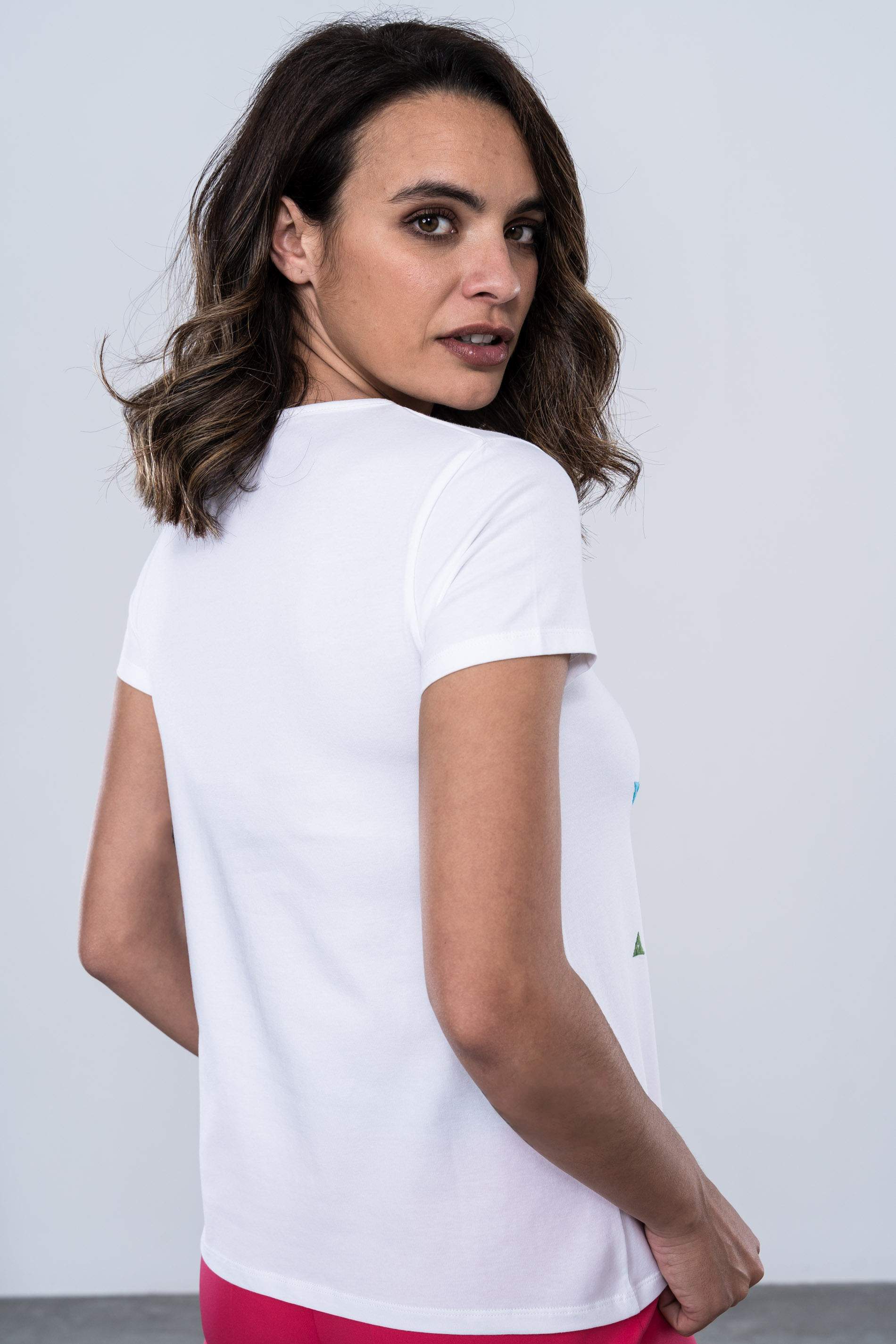 CAMISETA TRIANGULOS BORDADOS BLANCO