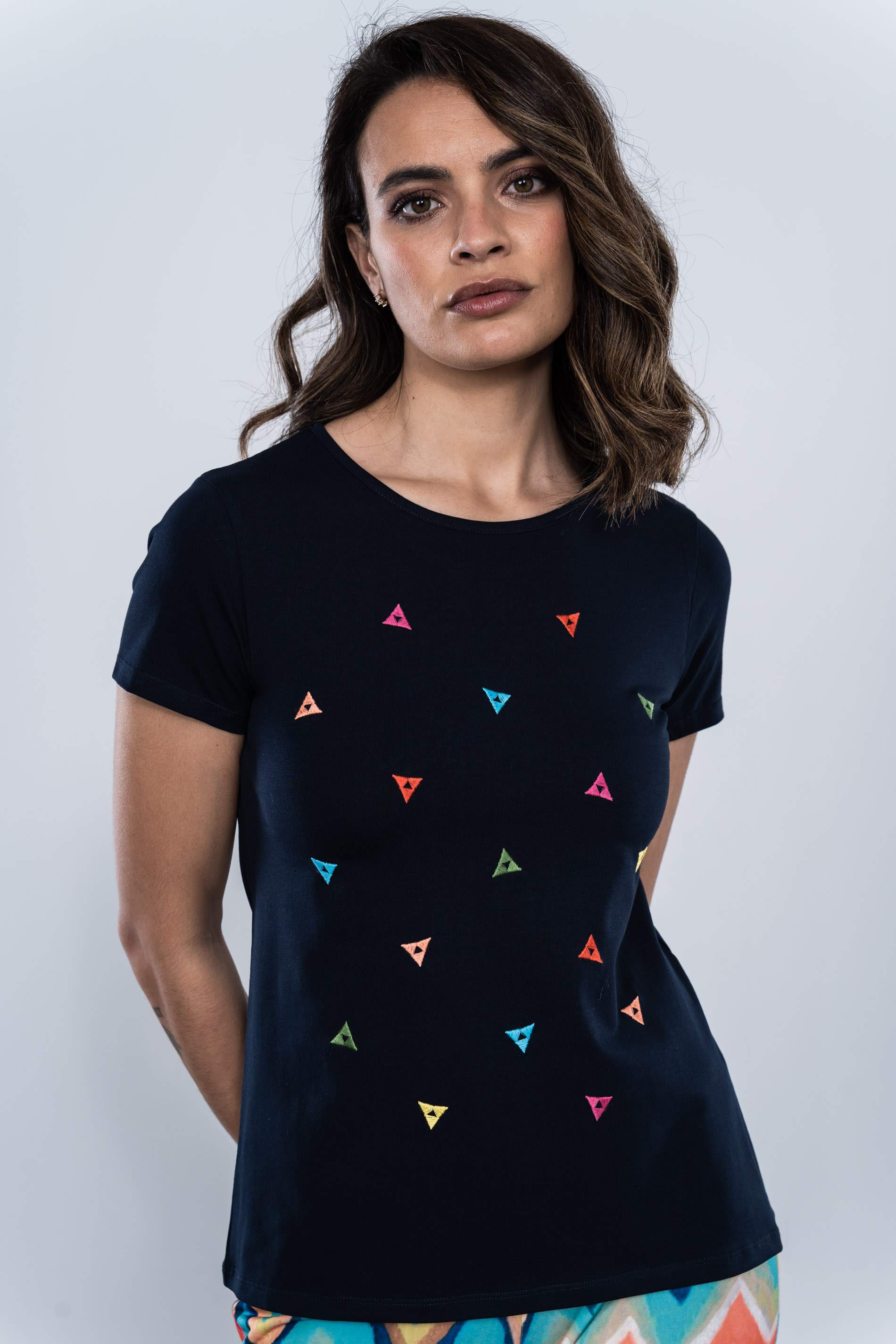 CAMISETA TRIANGULOS BORDADOS