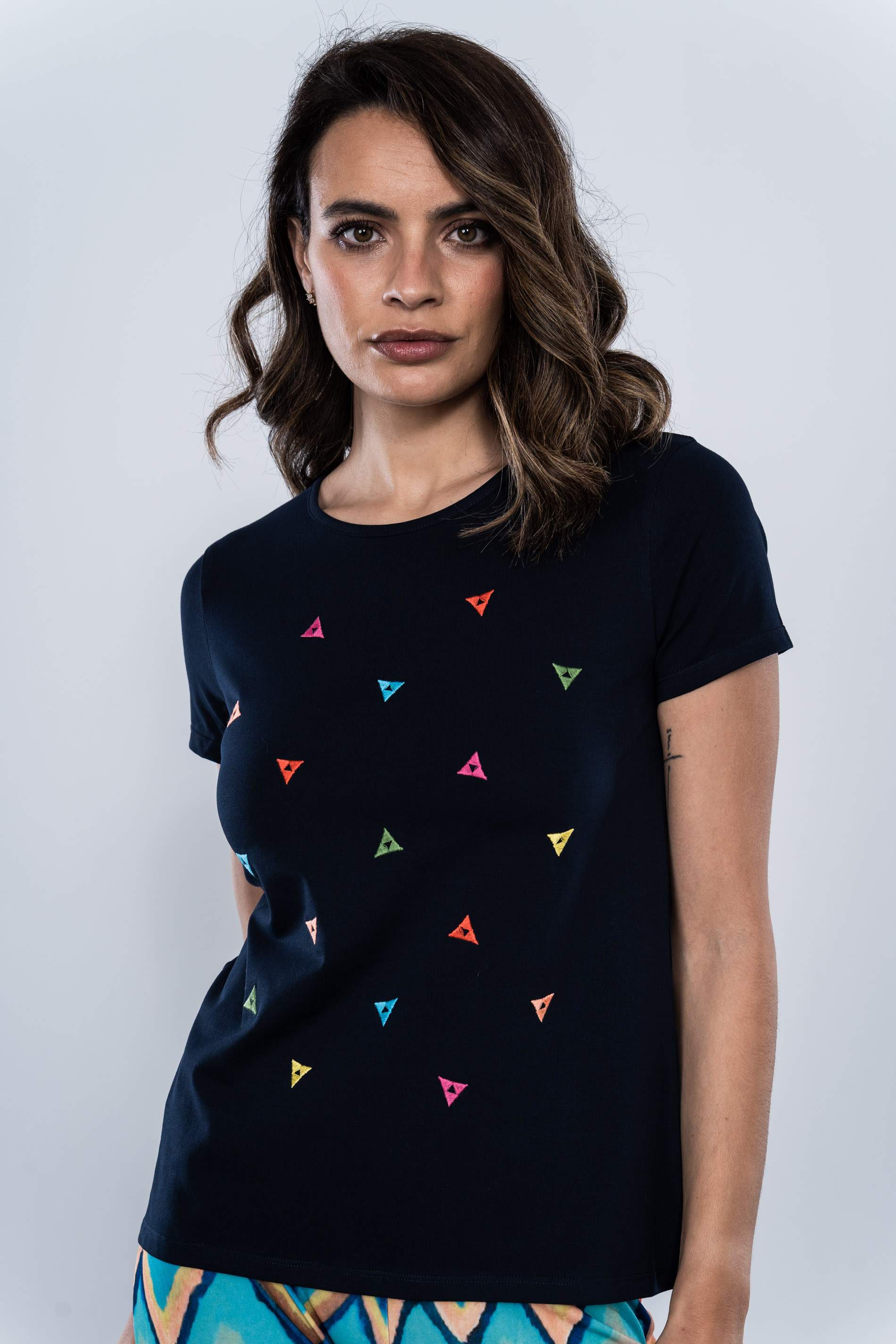 CAMISETA TRIANGULOS BORDADOS