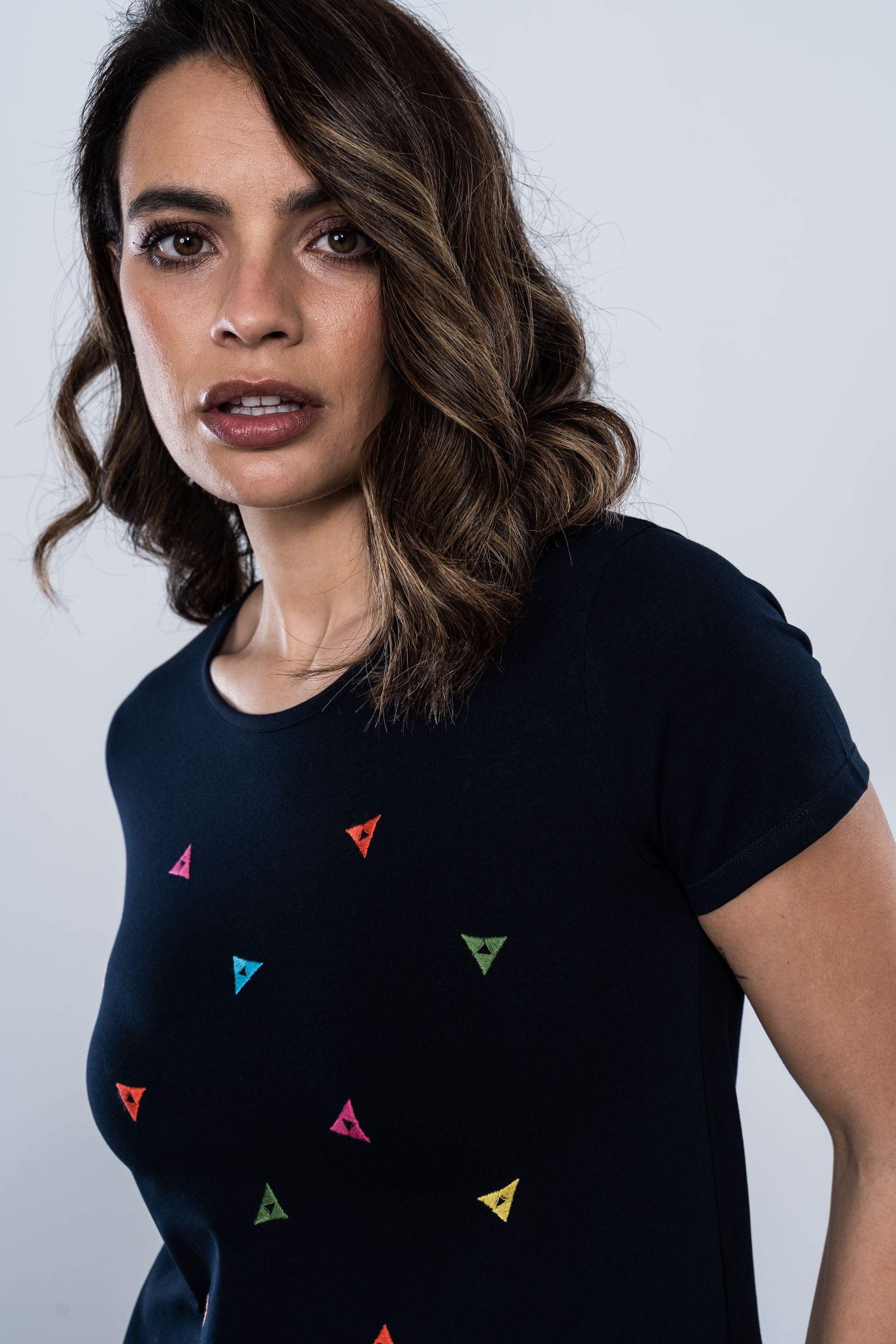 CAMISETA TRIANGULOS BORDADOS
