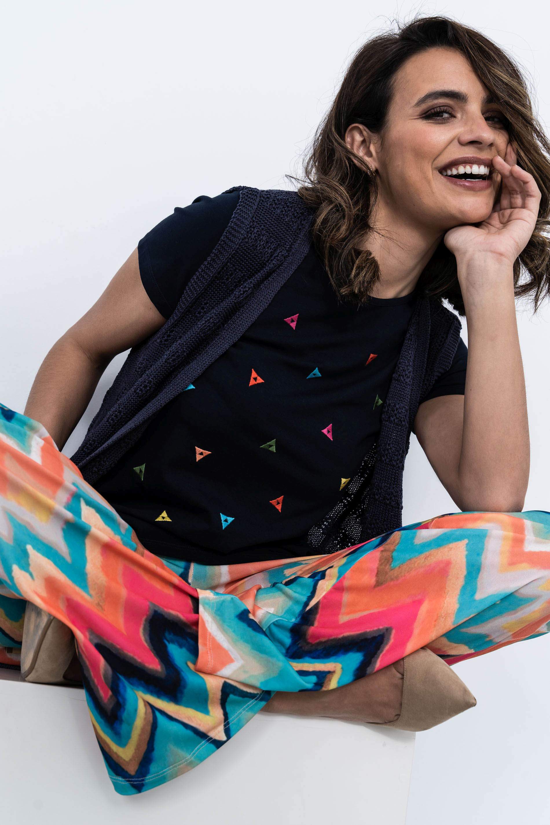 CAMISETA TRIANGULOS BORDADOS