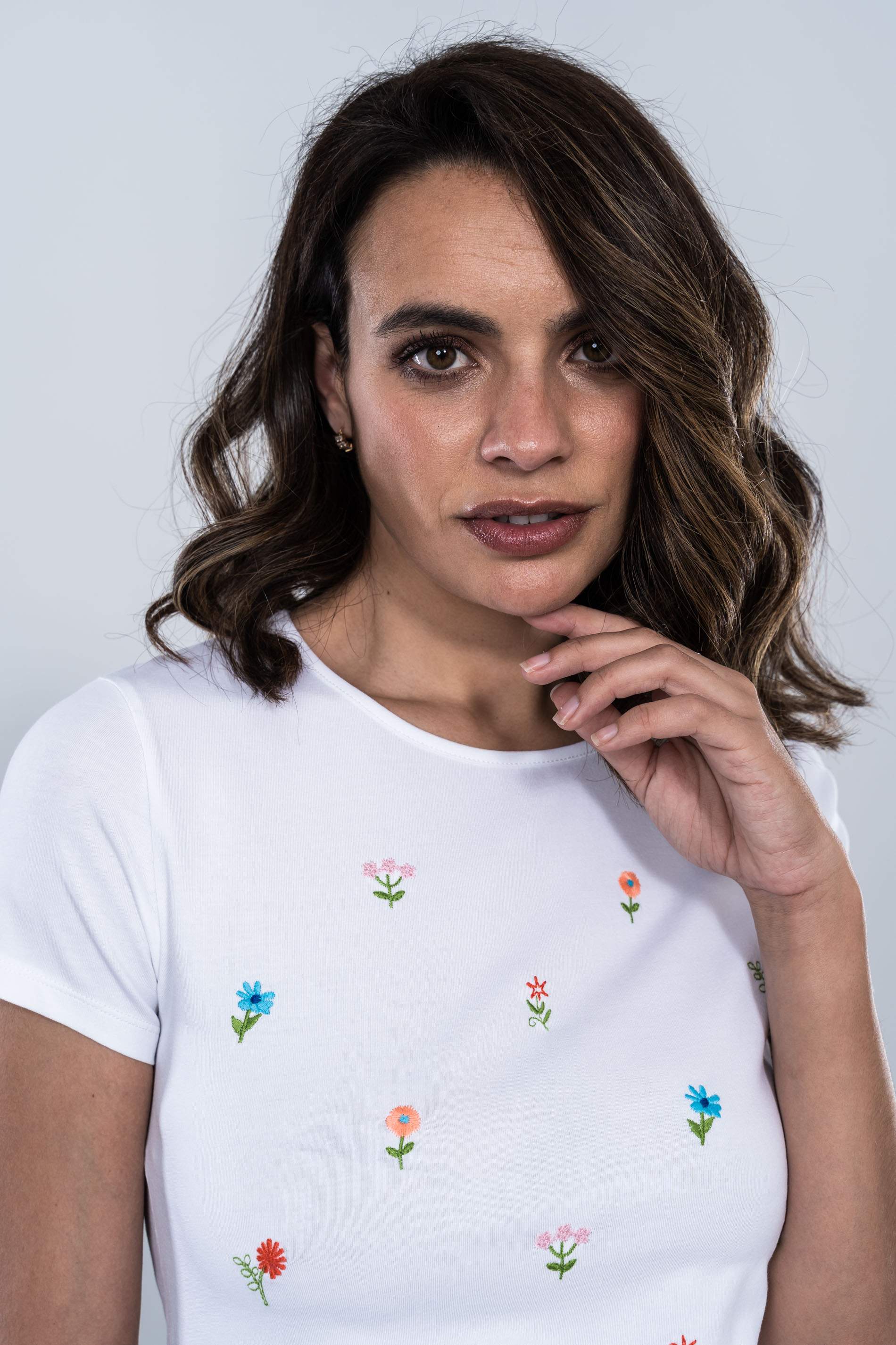 CAMISETA FLORES BORDADAS BLANCO