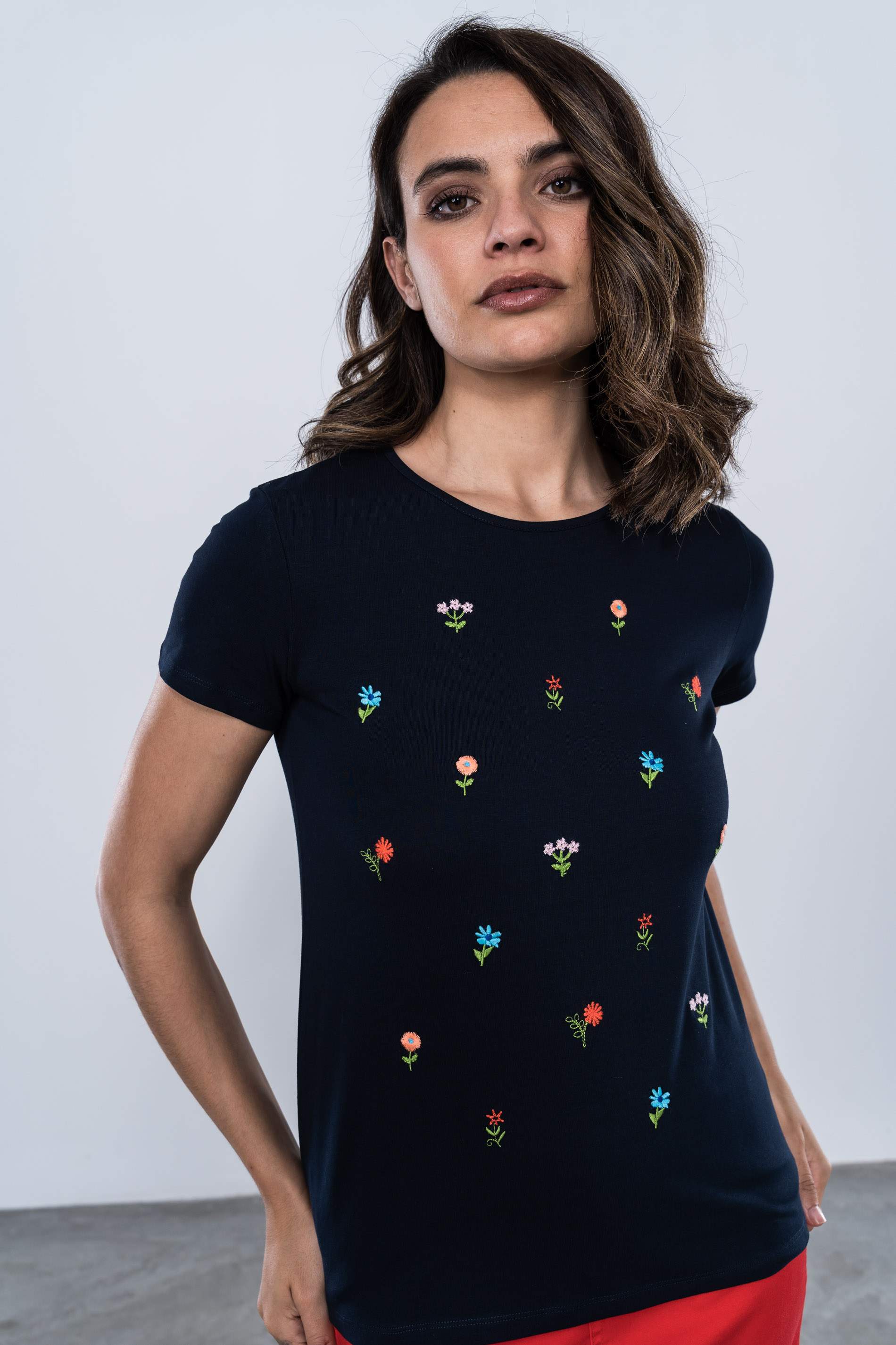 CAMISETA FLORES BORDADA MARINO
