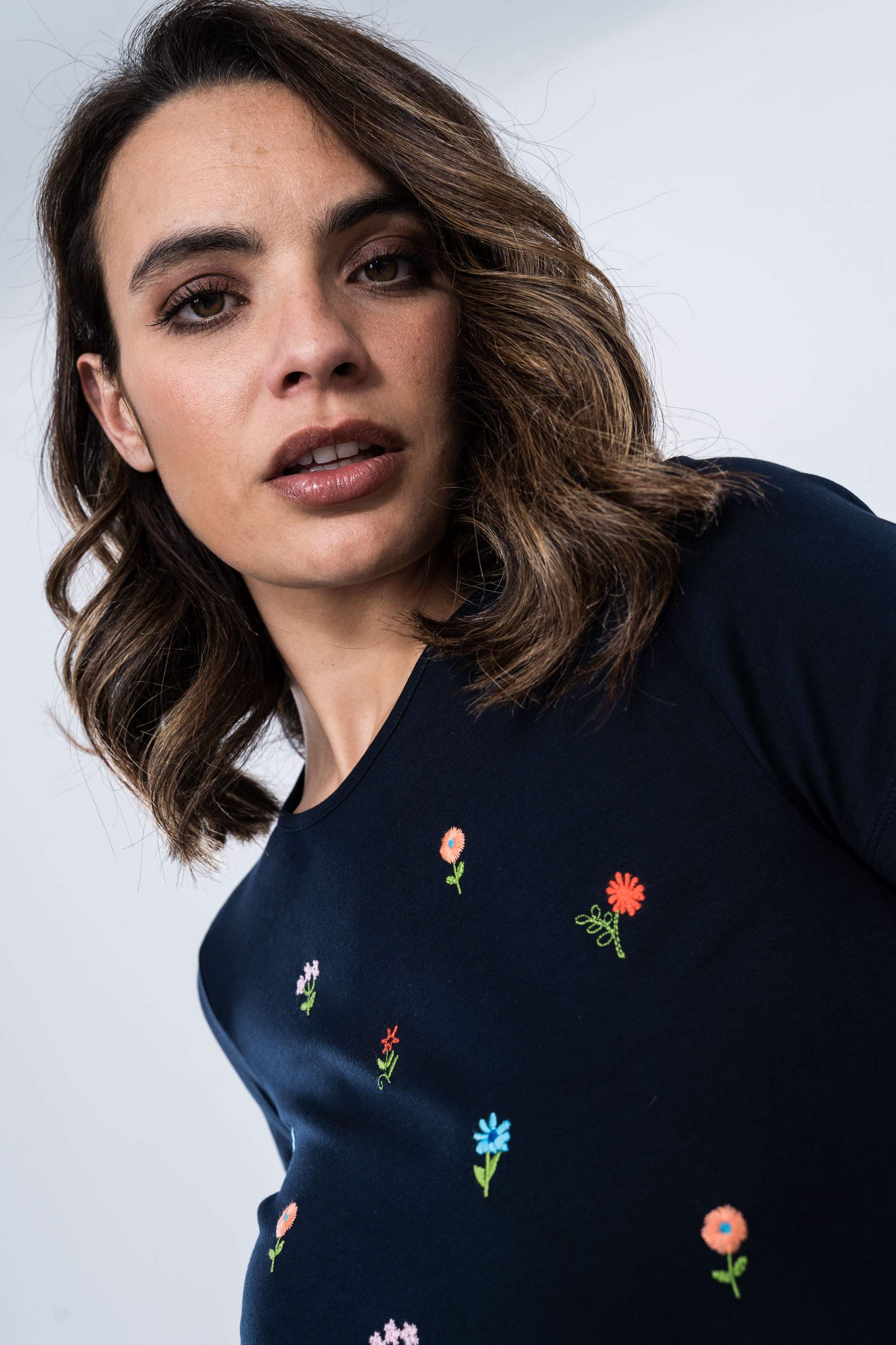 CAMISETA FLORES BORDADA MARINO