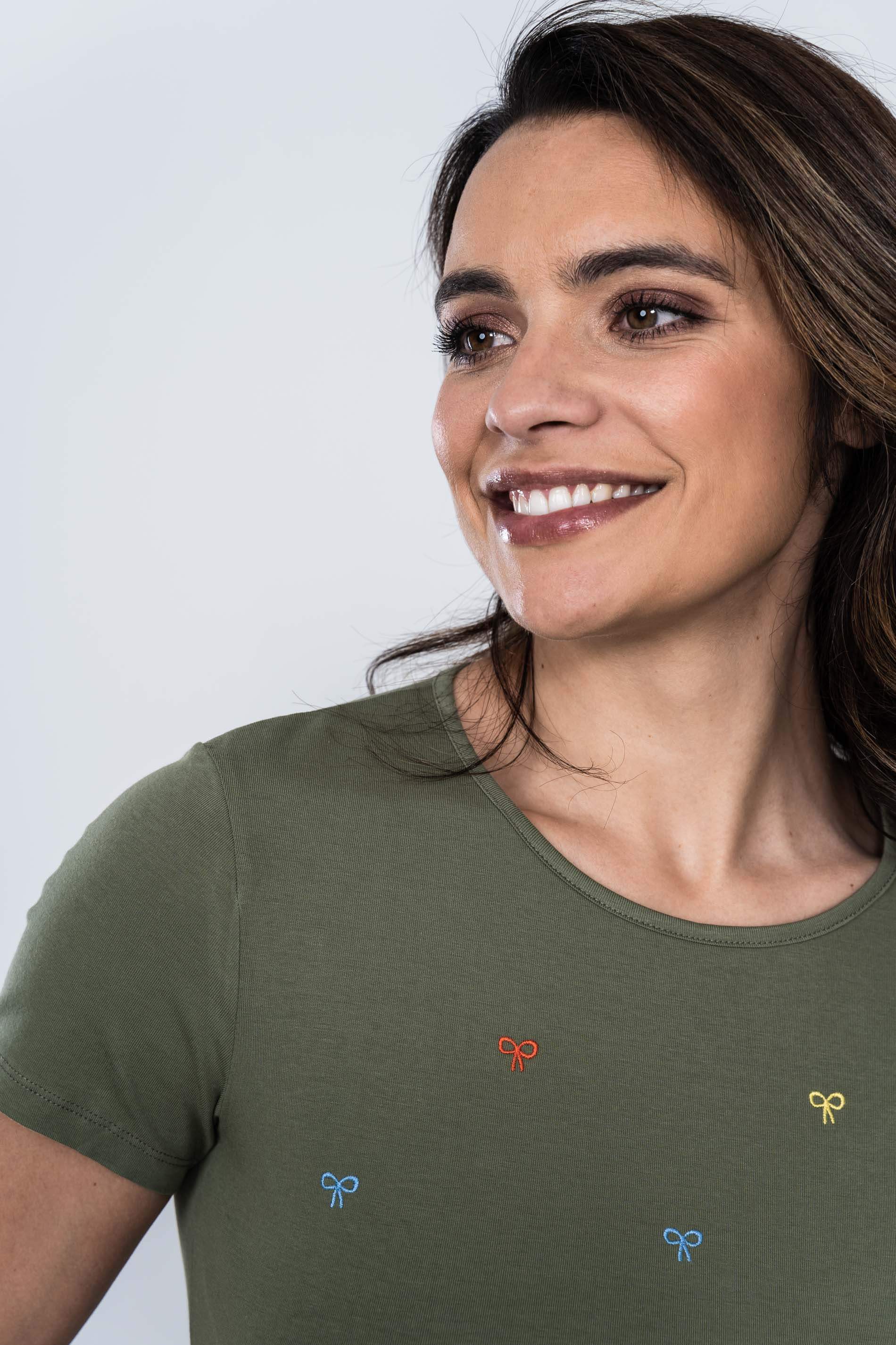 CAMISETA LACITOS BORDADA KAKI
