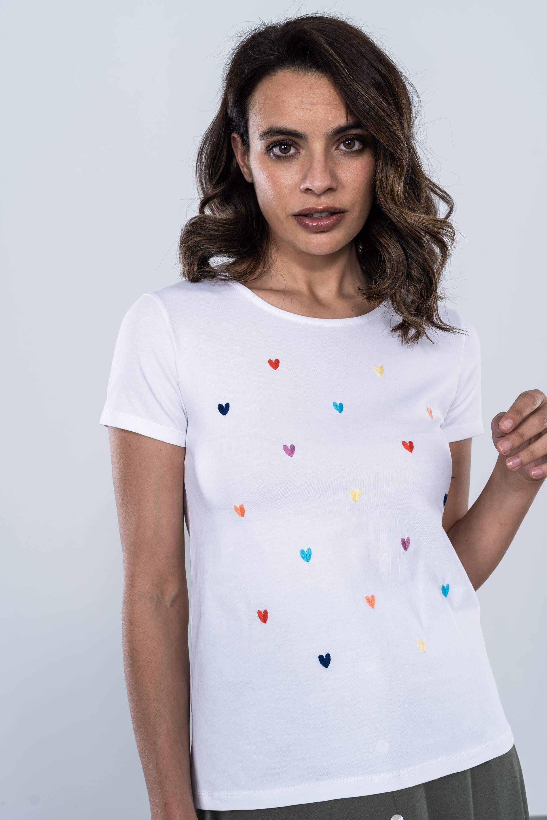 CAMISETA CORAZONES BORDADA
