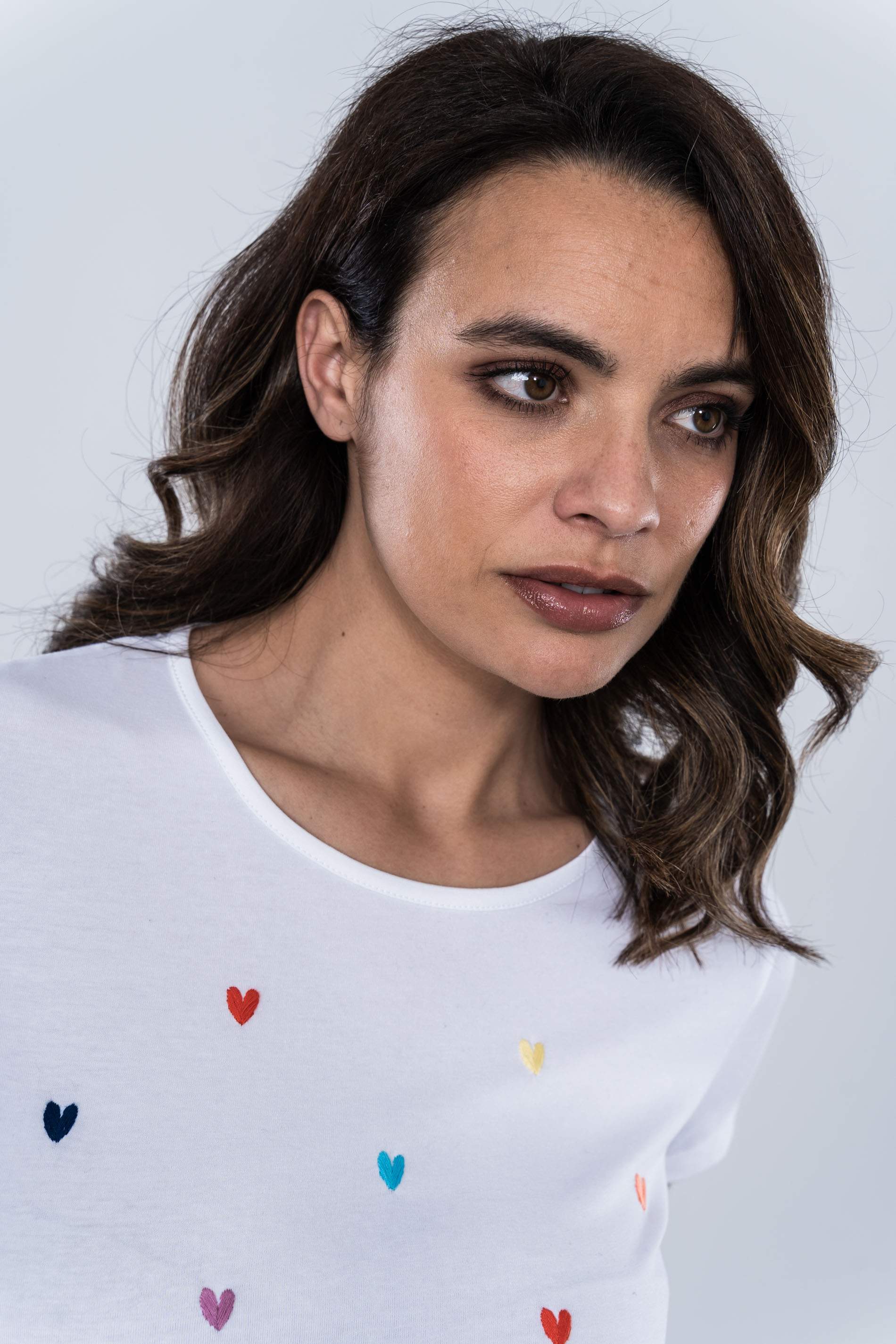 CAMISETA CORAZONES BORDADA