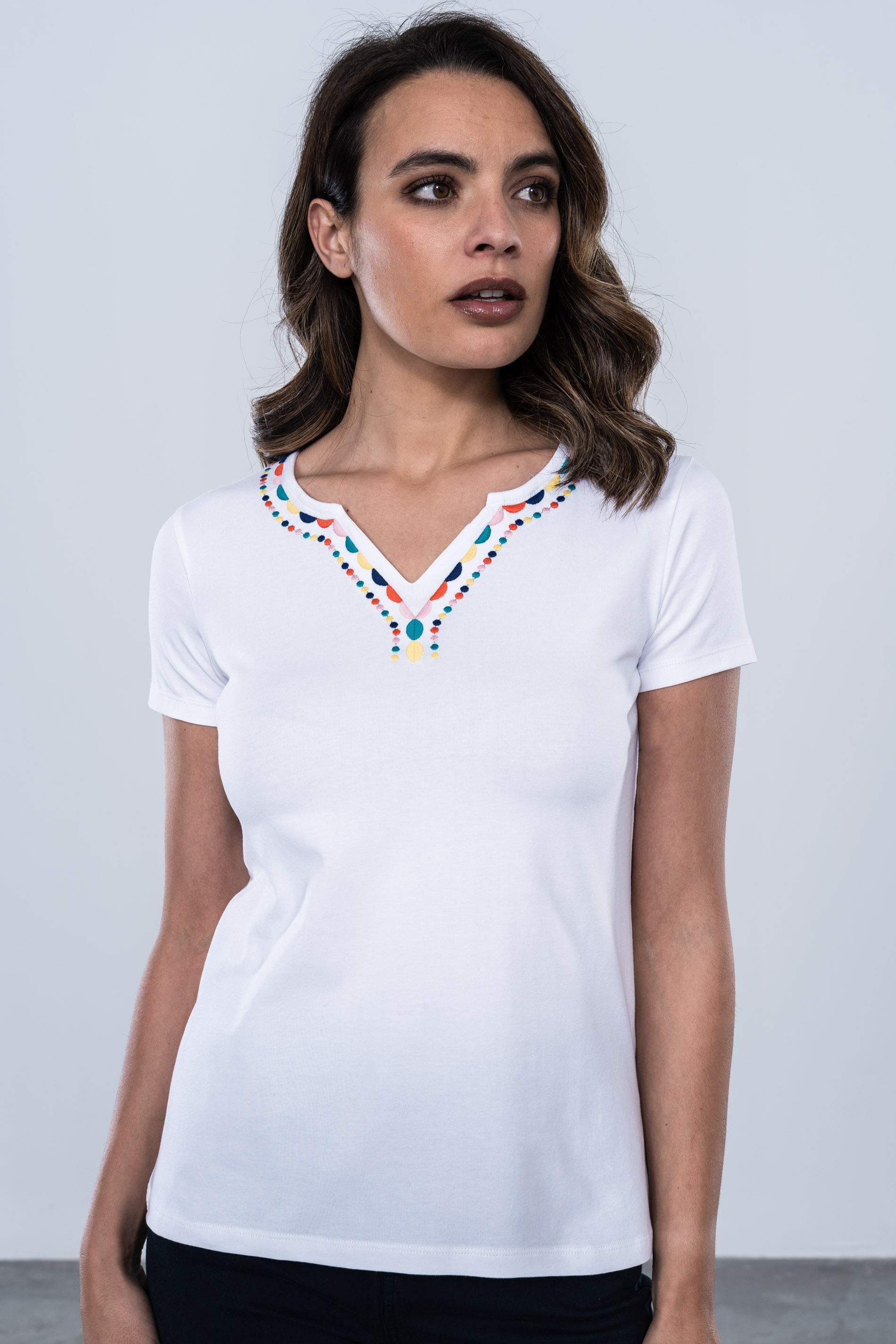 CAMISETA PICO BORDADO TOPOS BLANCO