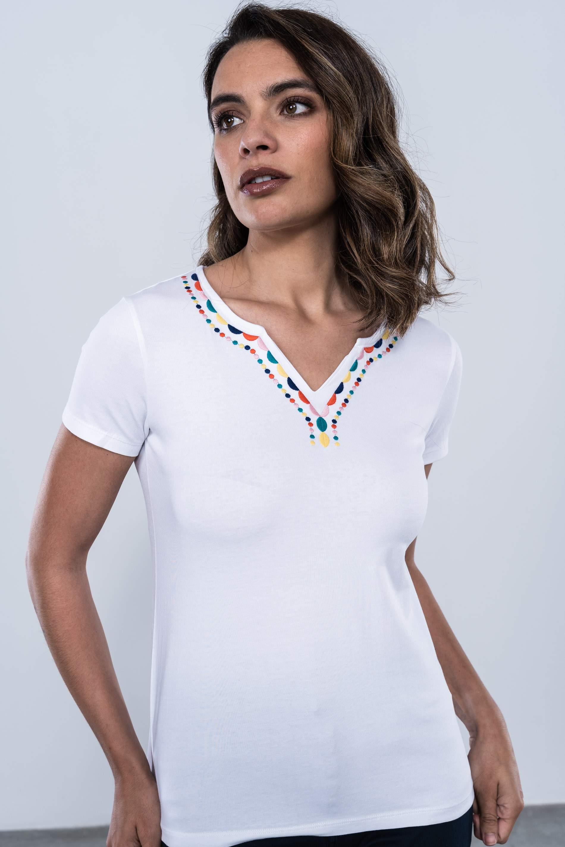 CAMISETA PICO BORDADO TOPOS BLANCO