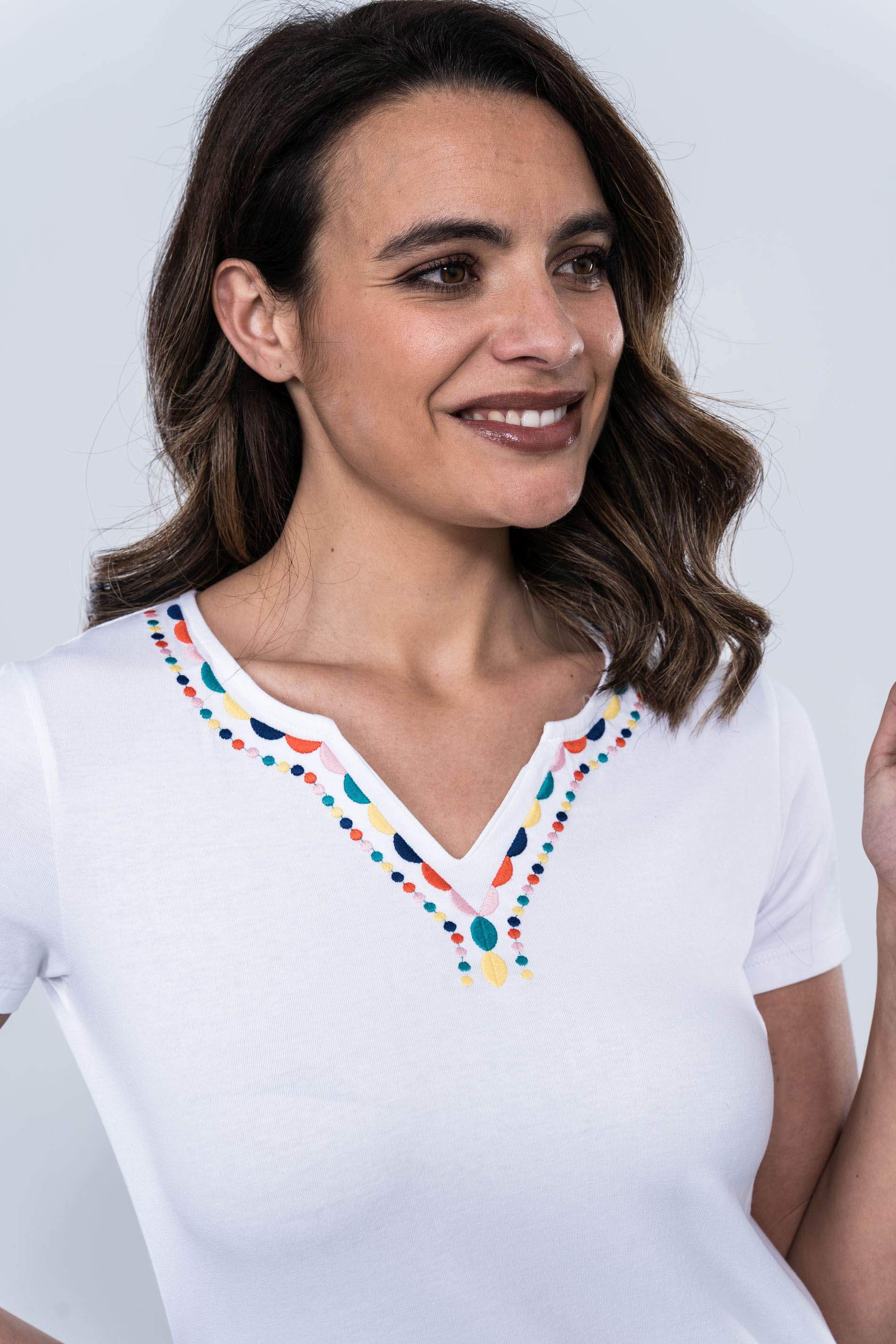 CAMISETA PICO BORDADO TOPOS BLANCO
