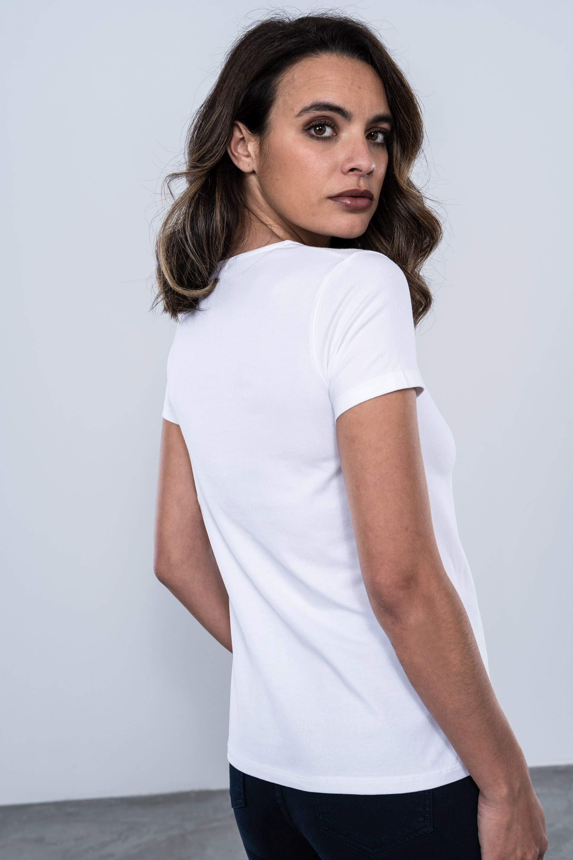 CAMISETA PICO BORDADO TOPOS BLANCO