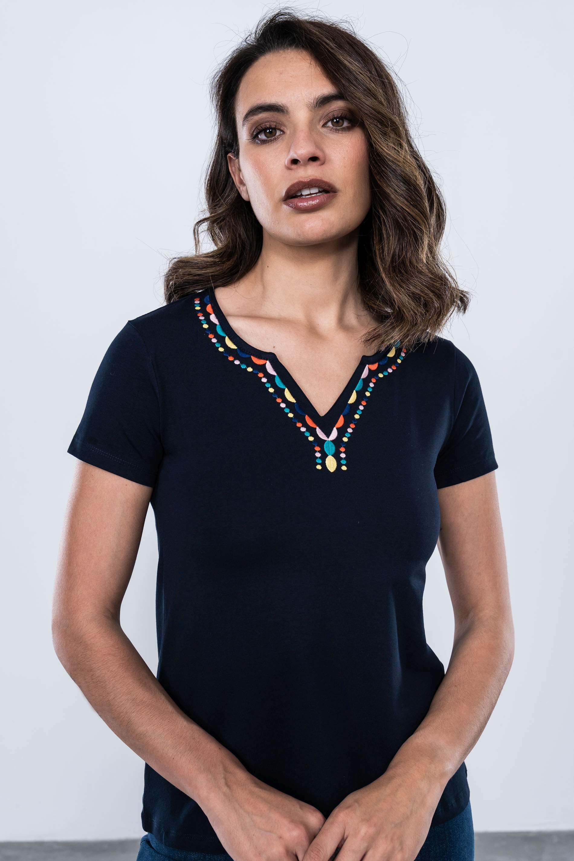 CAMISETA PICO BORDADO TOPOS MARINO