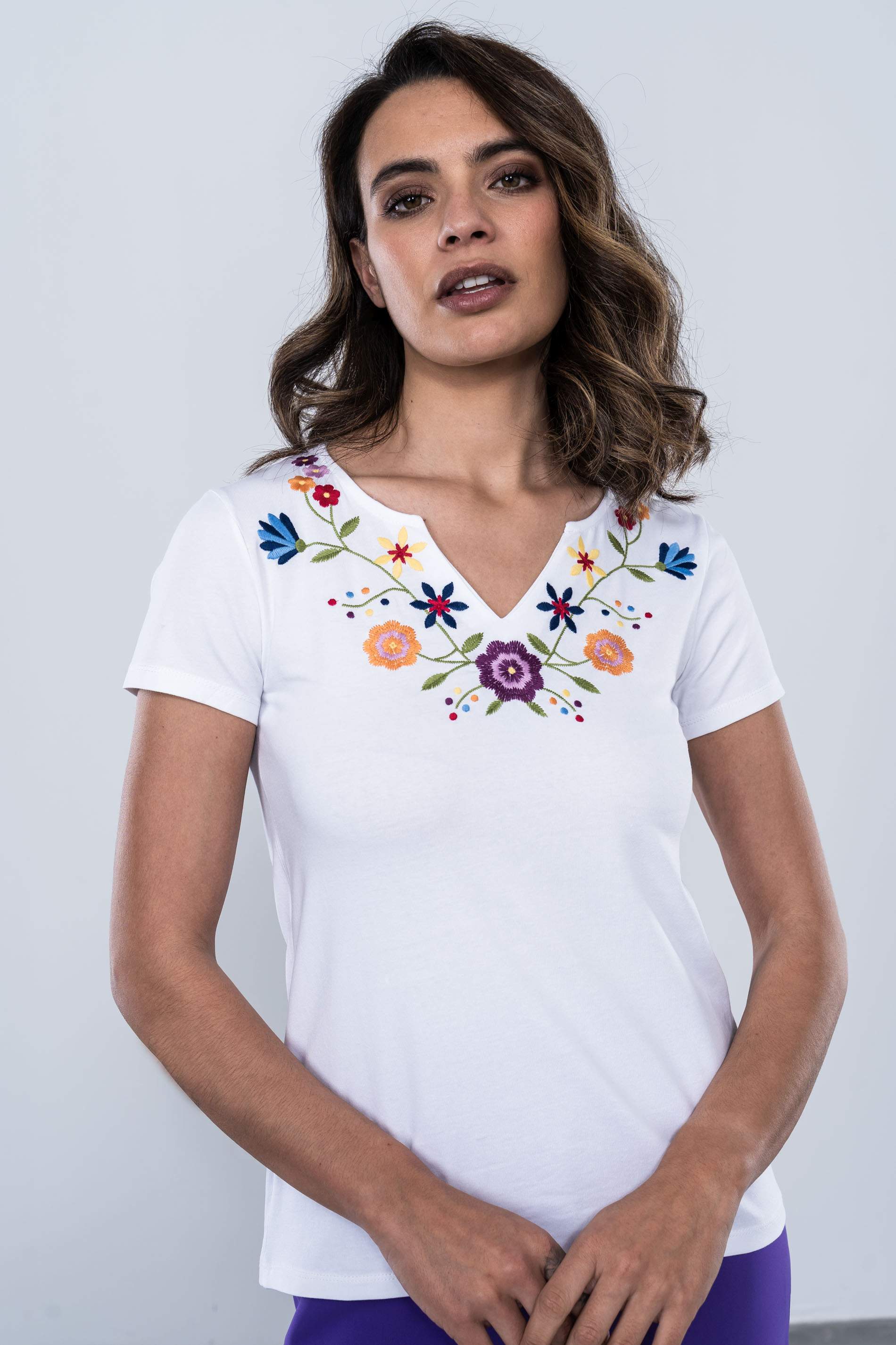 CAMISETA PICO BORADO FLORAL BLANCO