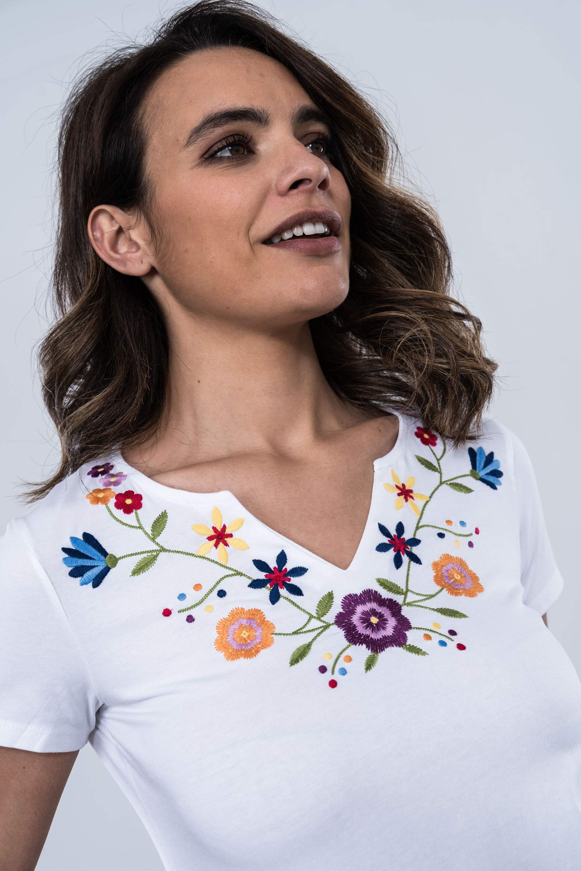 CAMISETA PICO BORADO FLORAL BLANCO