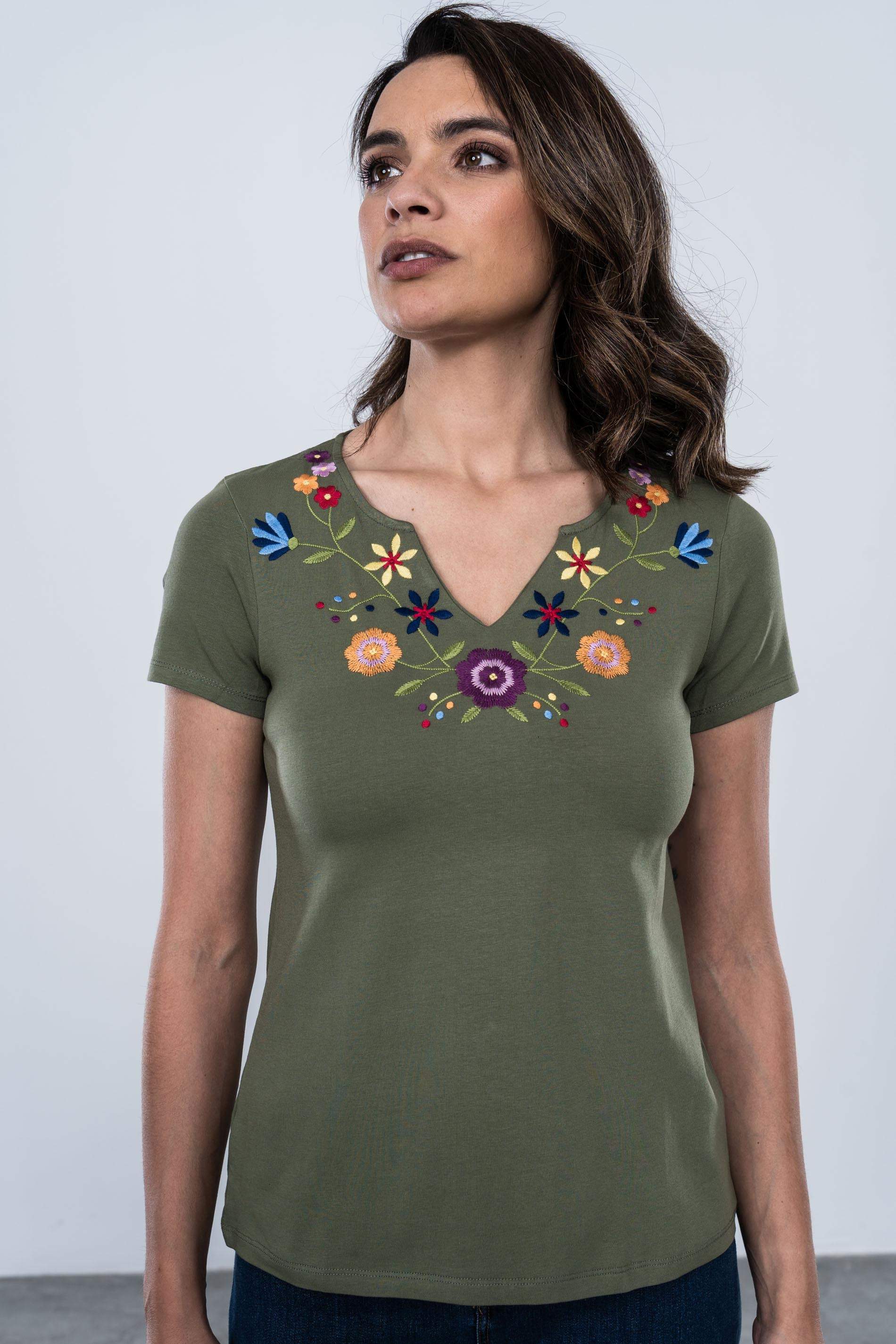 CAMISETA PICO BORDADO FLORAL KAKI