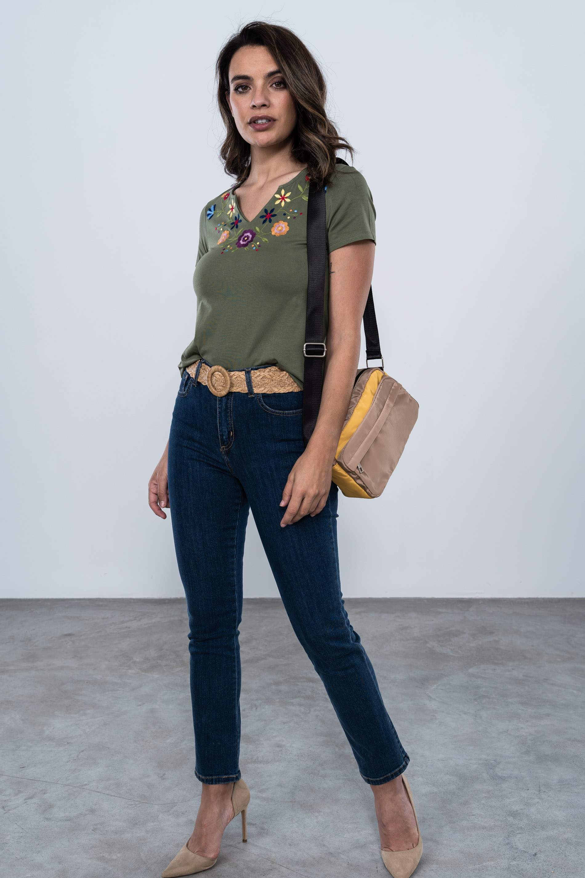 CAMISETA PICO BORDADO FLORAL KAKI