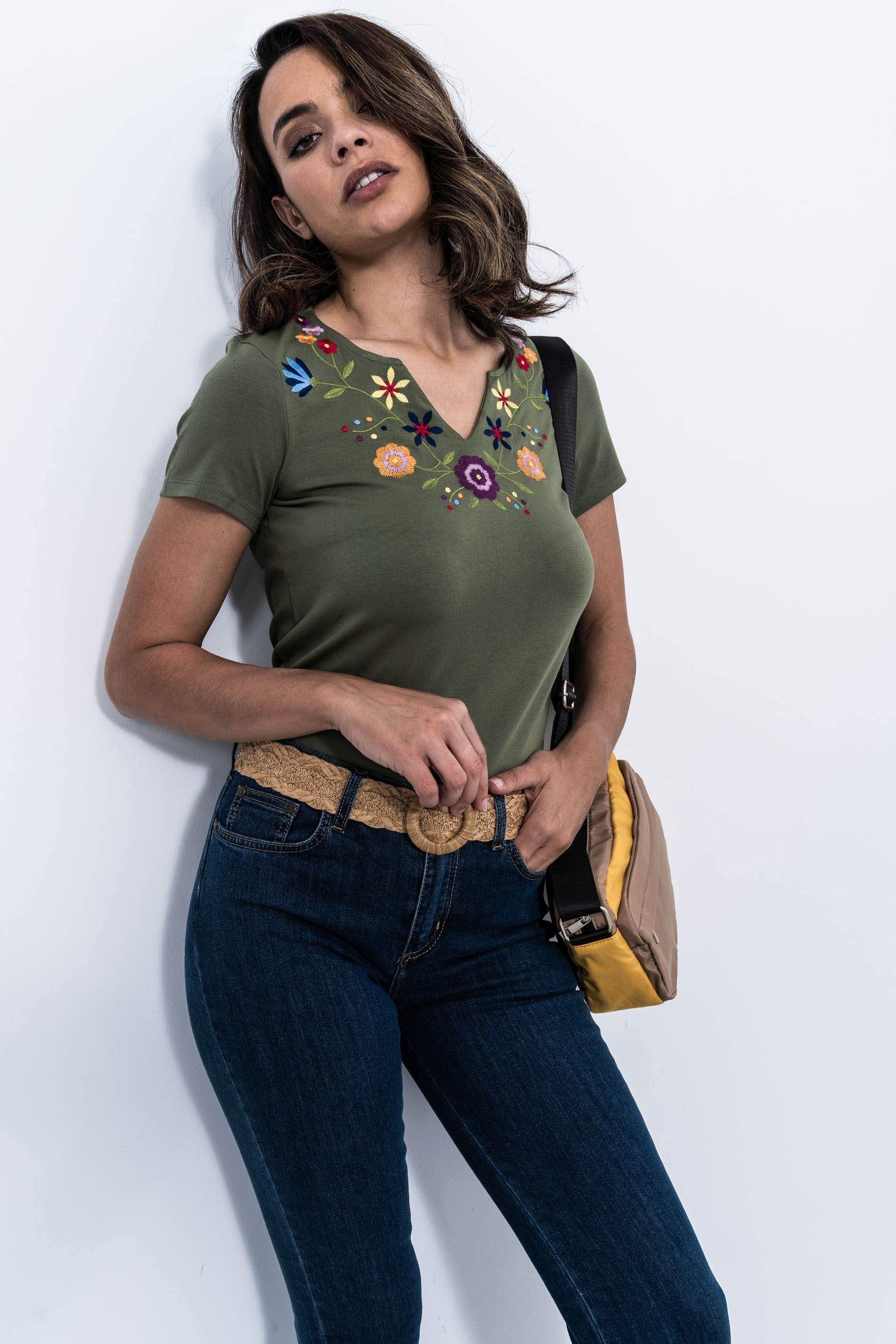 CAMISETA PICO BORDADO FLORAL KAKI