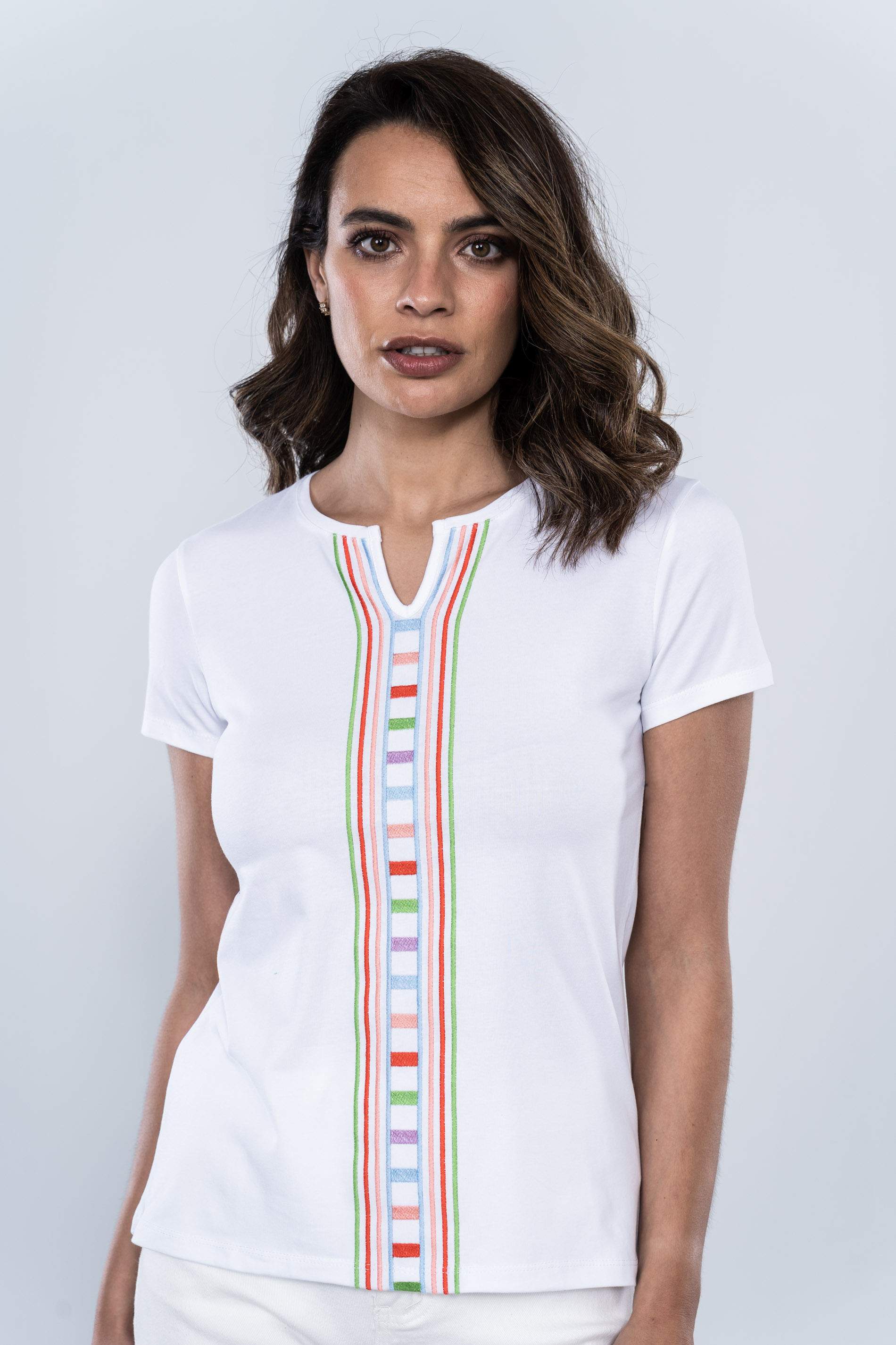 CAMISETA UVE BORDADO CENTRAL BLANCO