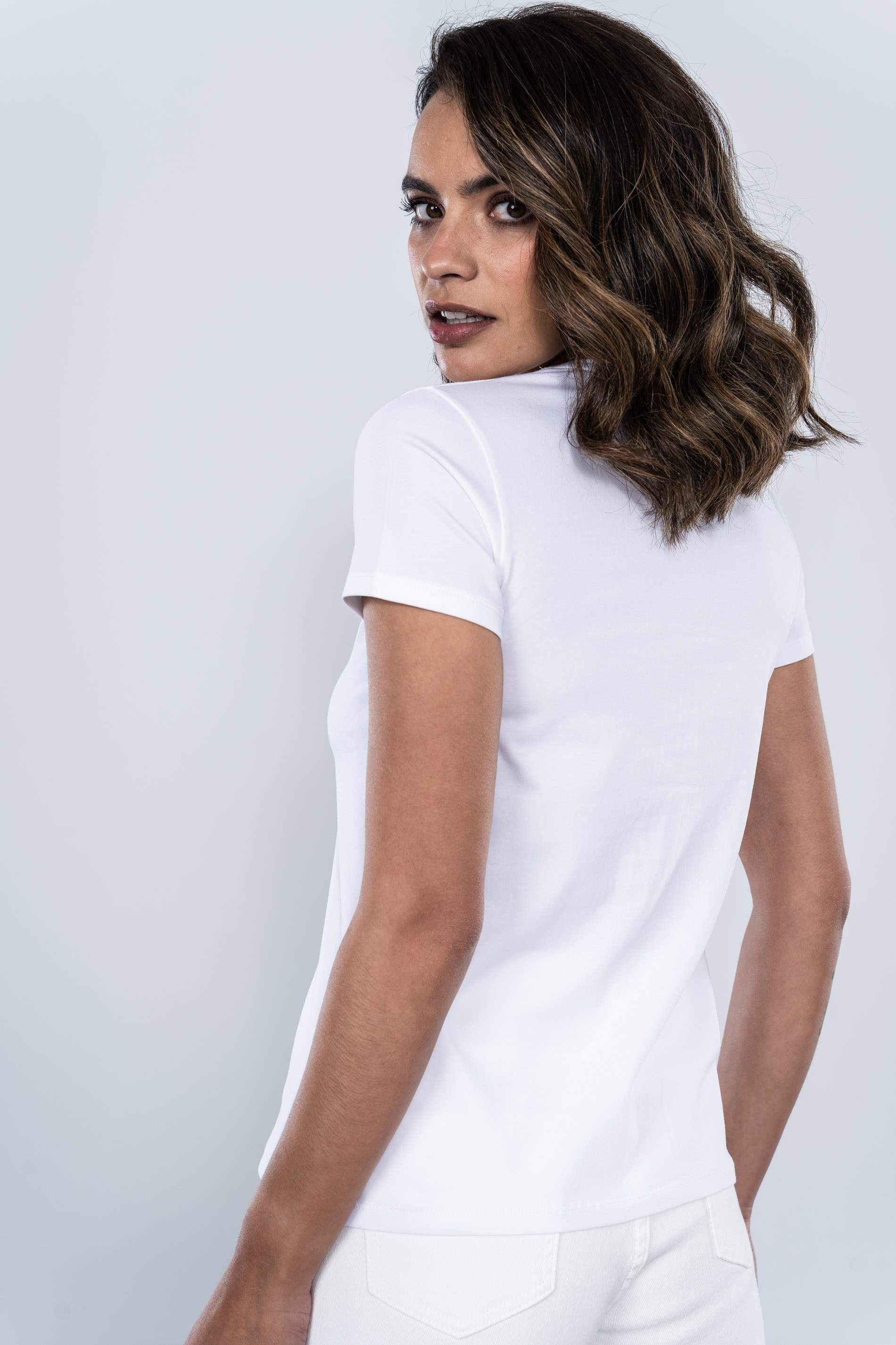 CAMISETA UVE BORDADO CENTRAL BLANCO