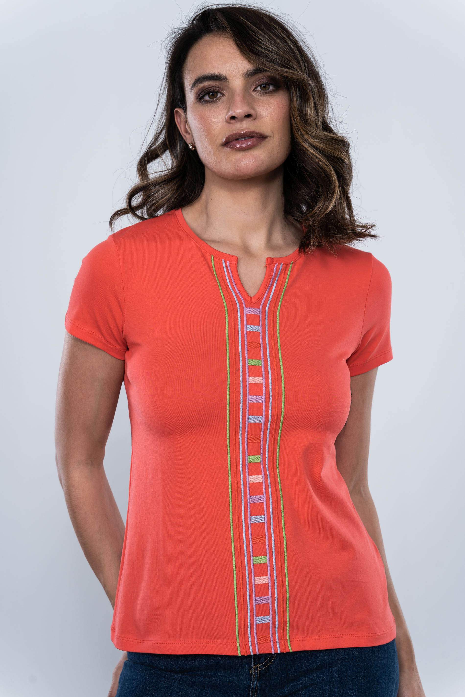 CAMISETA UVE BORDADO CENTRAL CORAL