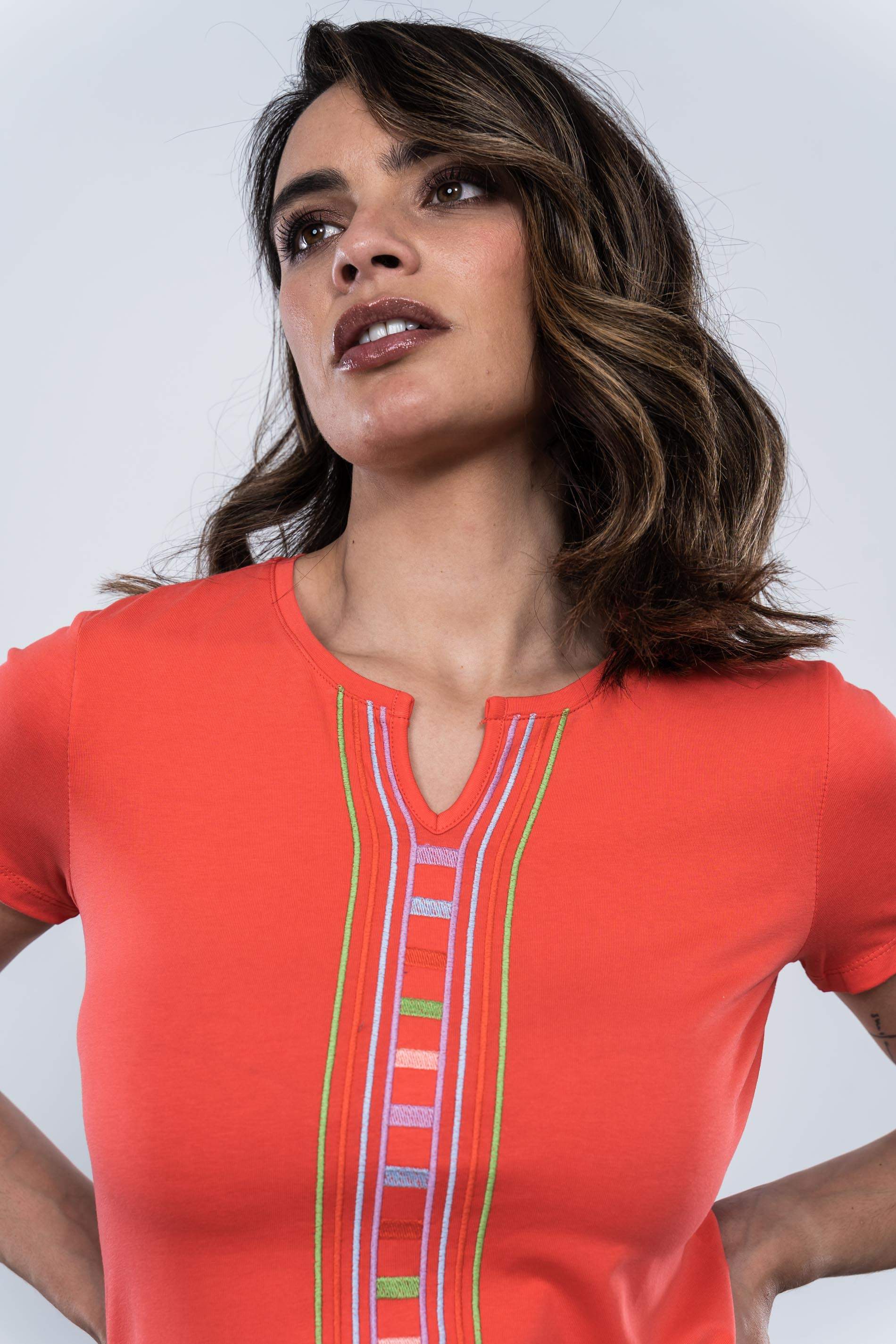 CAMISETA UVE BORDADO CENTRAL CORAL
