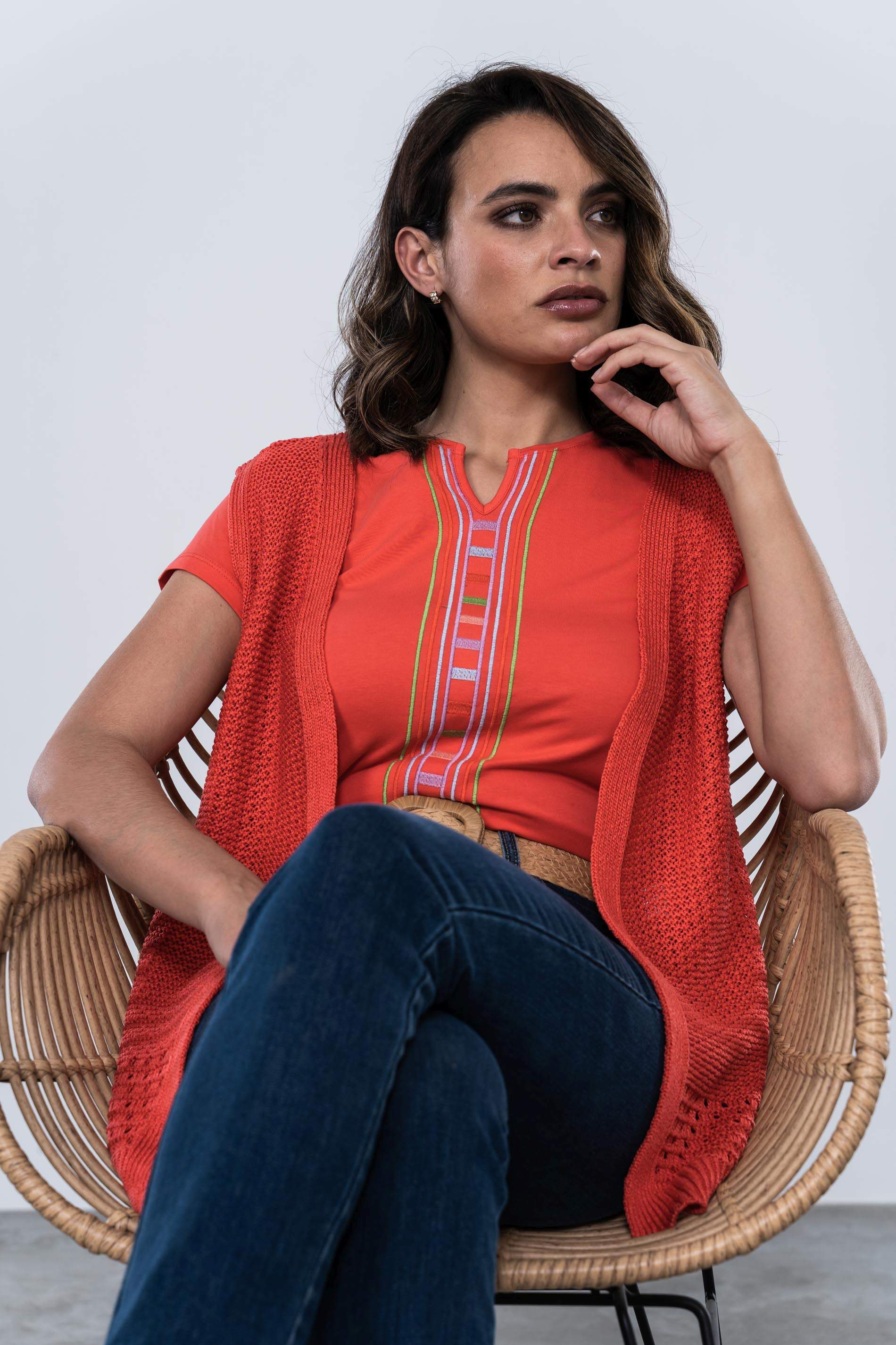 CAMISETA UVE BORDADO CENTRAL CORAL