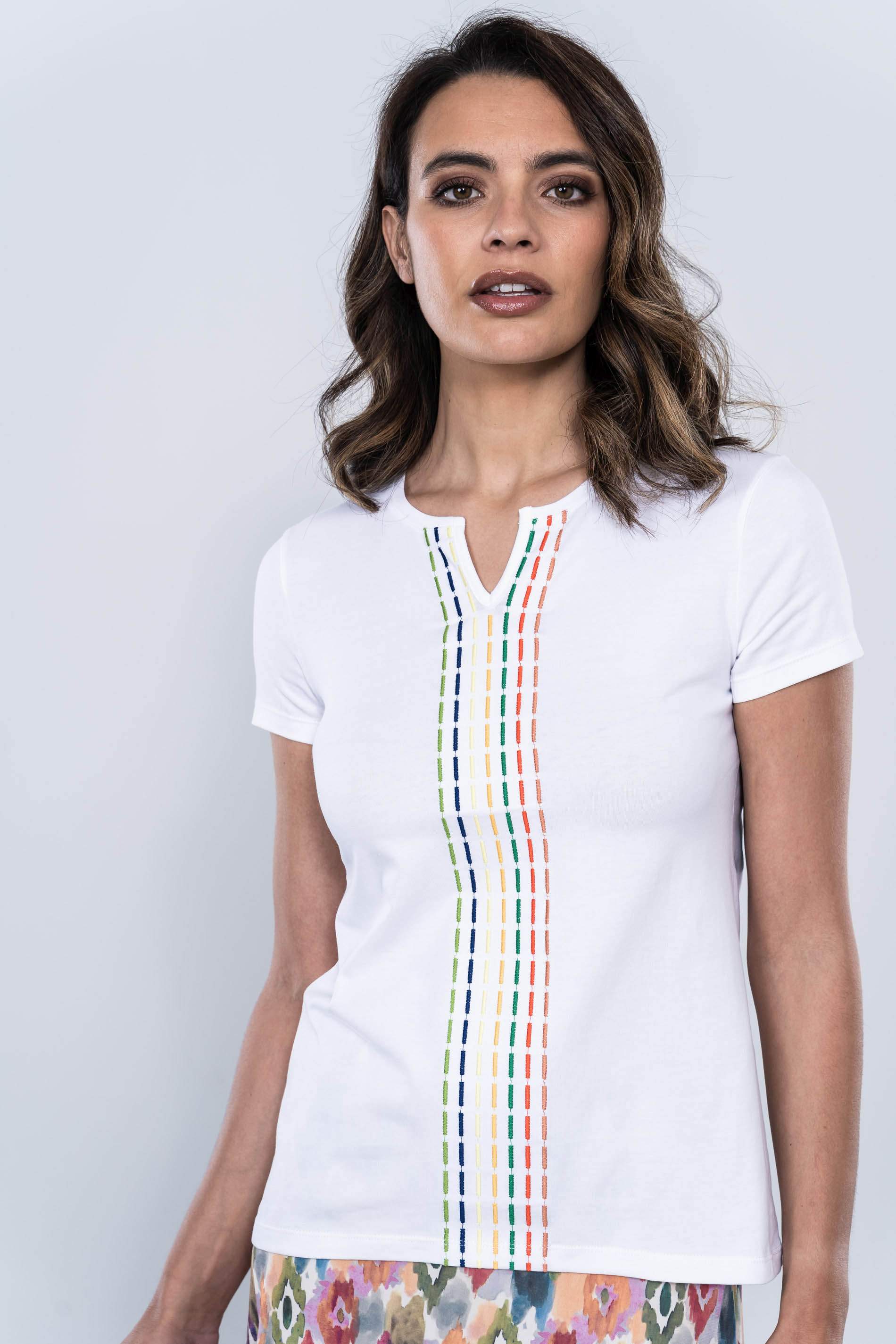 CAMISETA UVE BORDADO LINEAL BLANCO