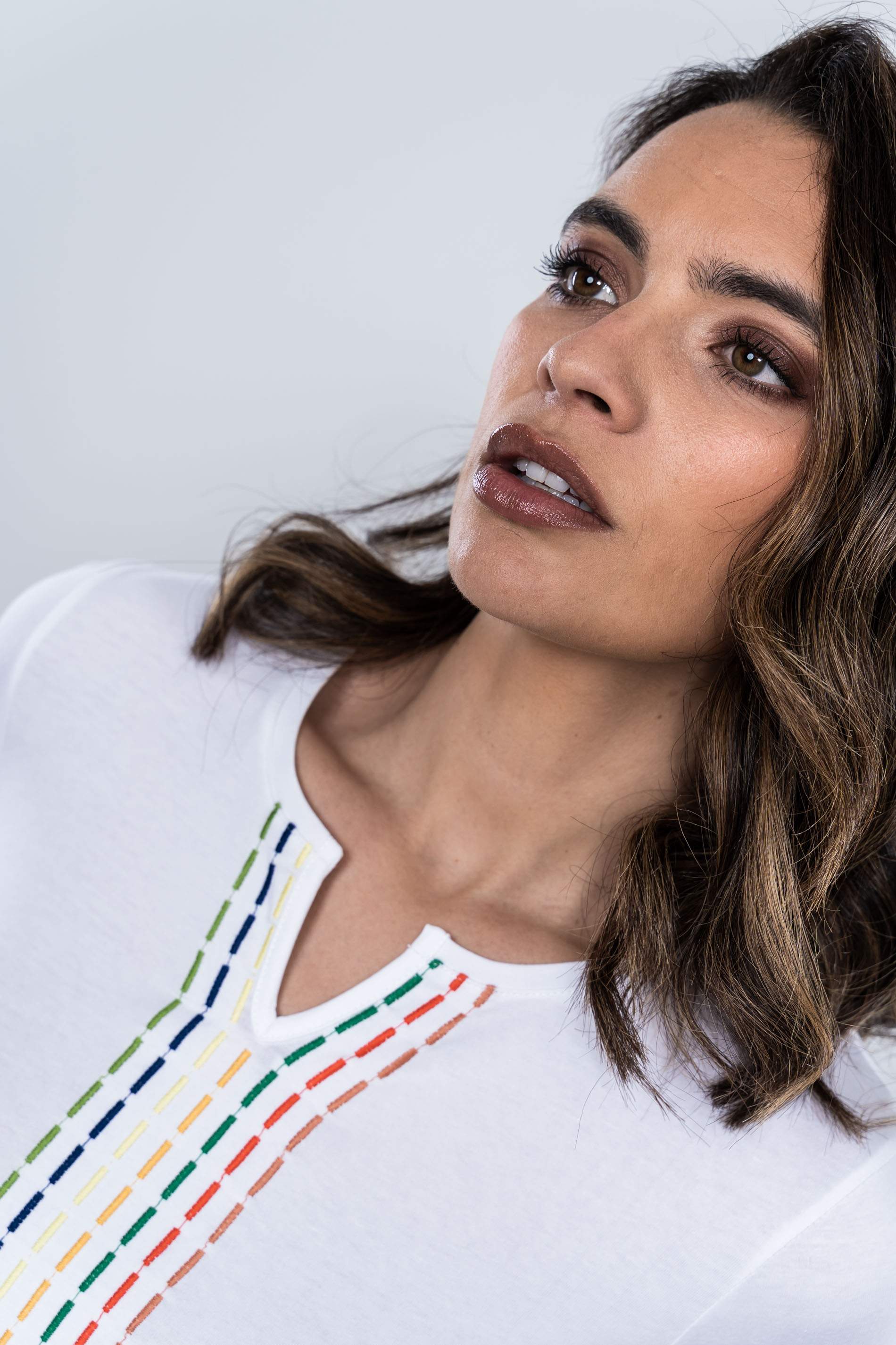 CAMISETA UVE BORDADO LINEAL BLANCO