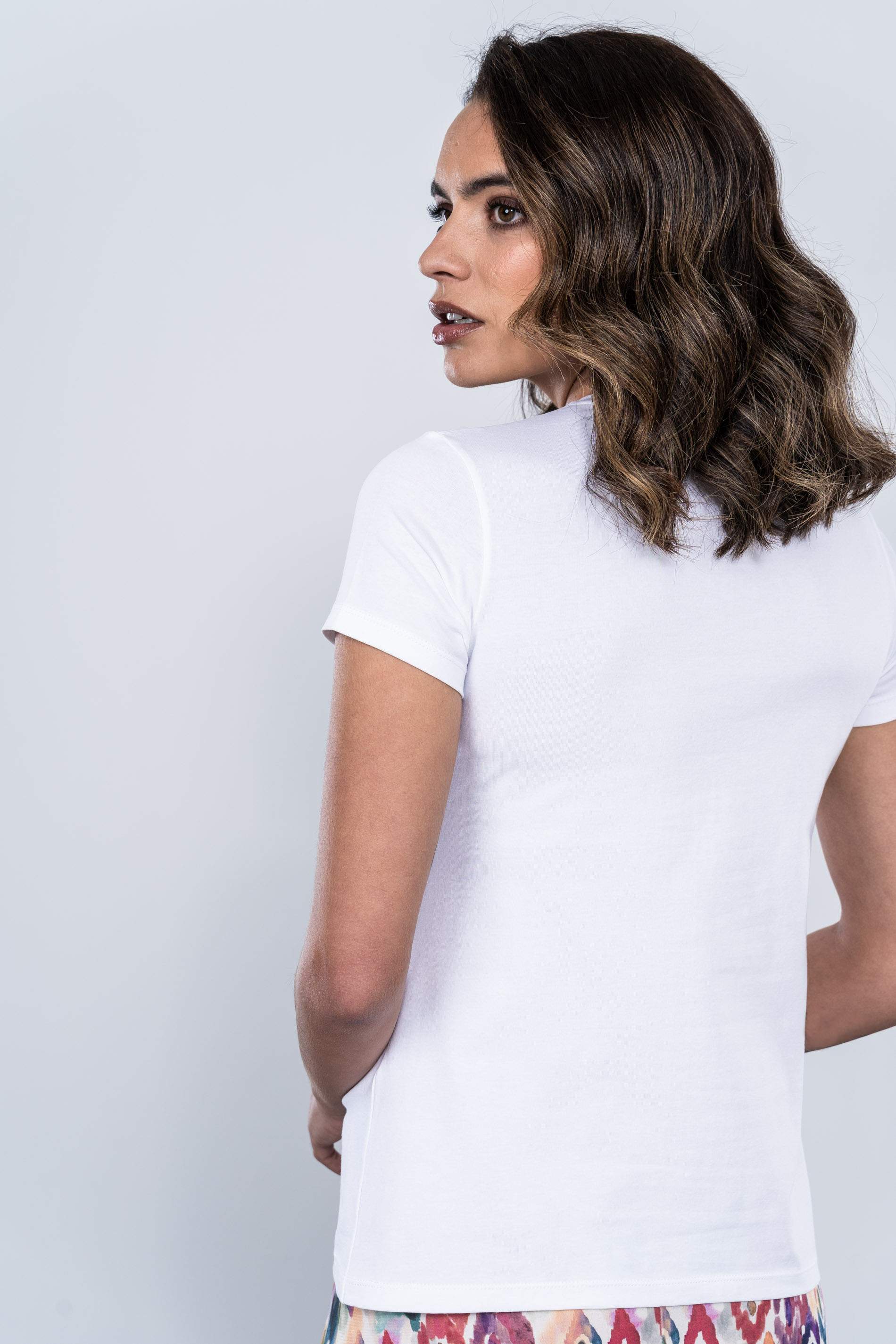 CAMISETA UVE BORDADO LINEAL BLANCO