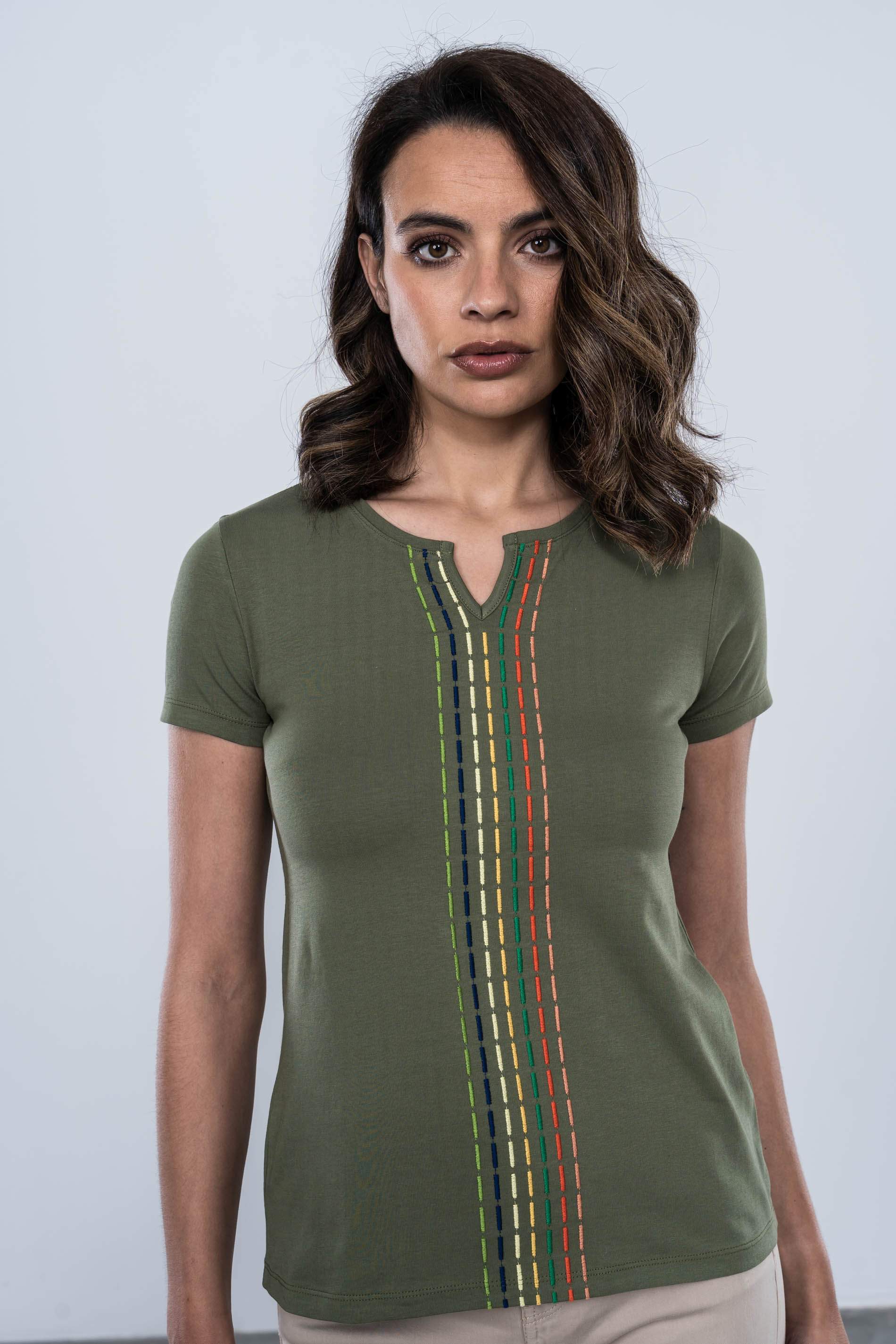 CAMISETA UVE BORDADO LINEAL KAKI