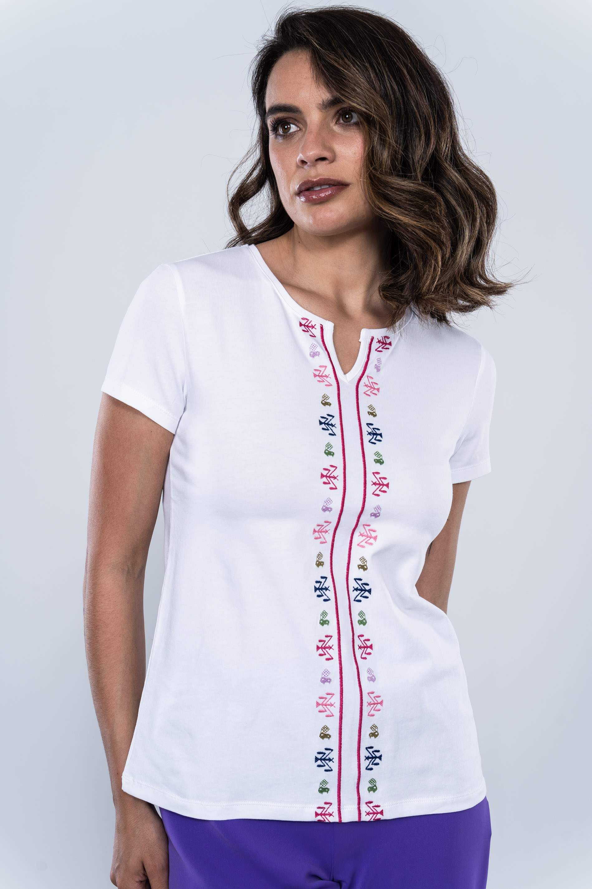 CAMISETA UVE BORDADO AZTECA