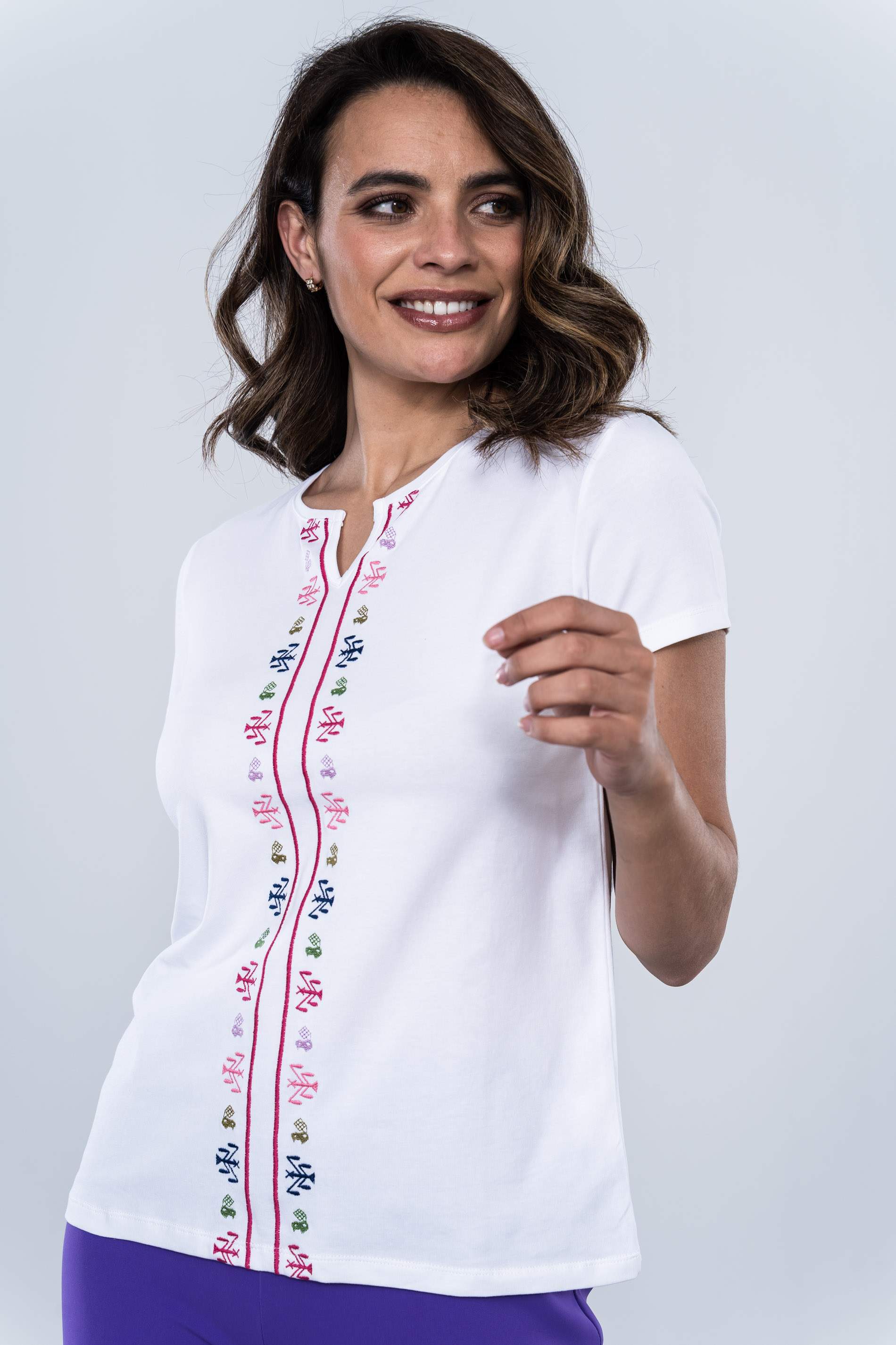 CAMISETA UVE BORDADO AZTECA