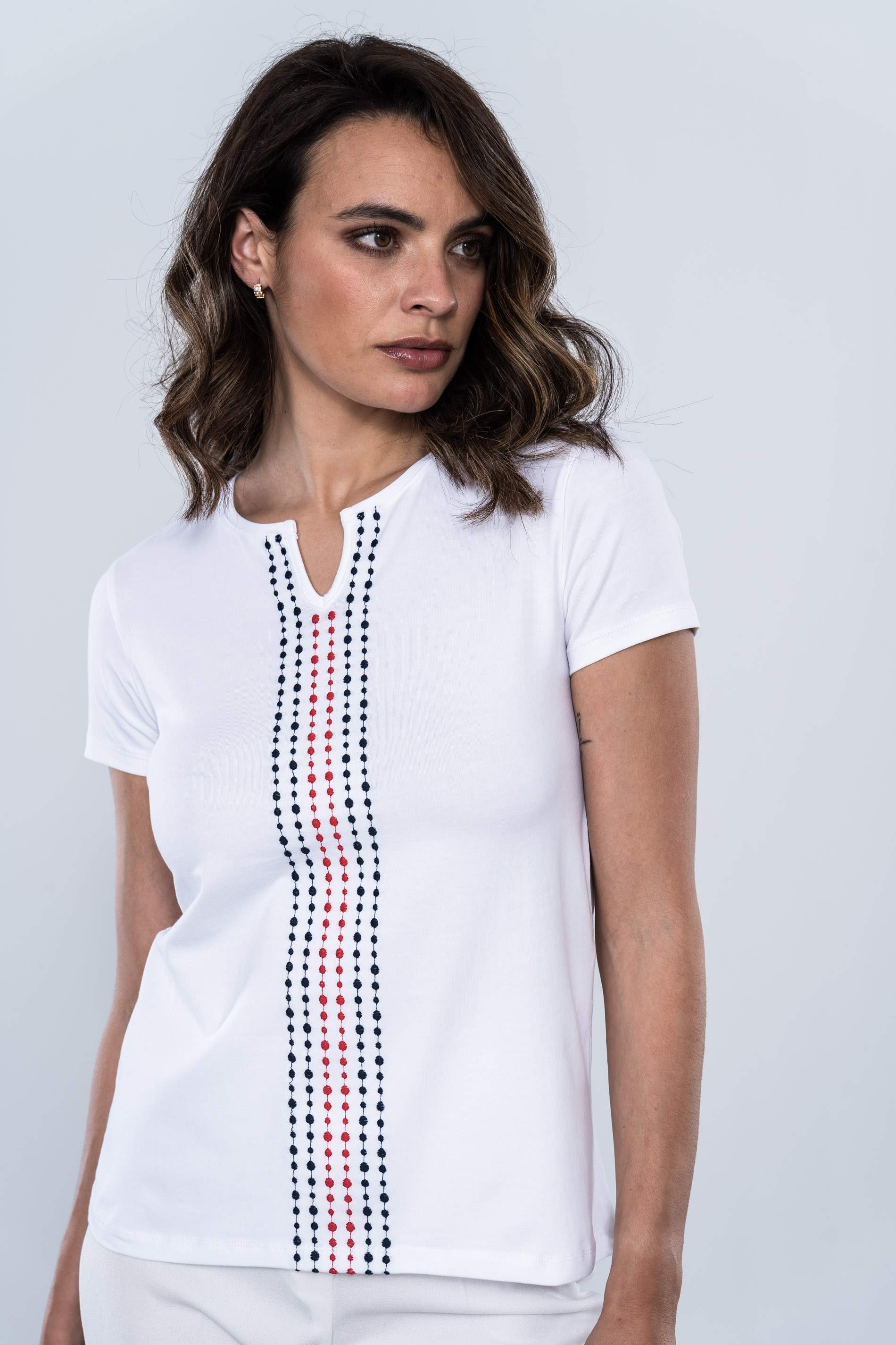 CAMISETA UVE BORDADO TOPOS