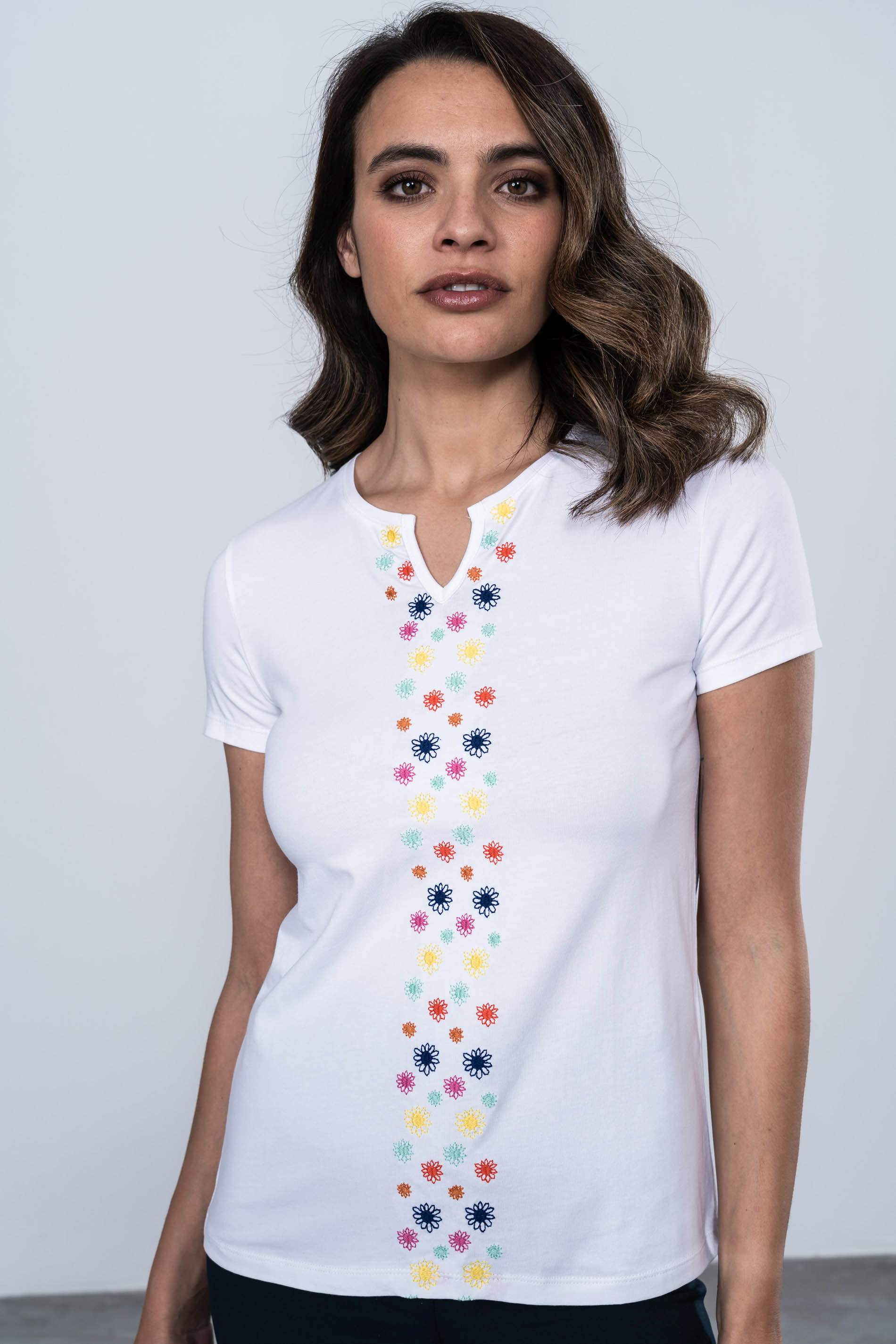 CAMISETA UVE FLORES BORDADA BLANCO