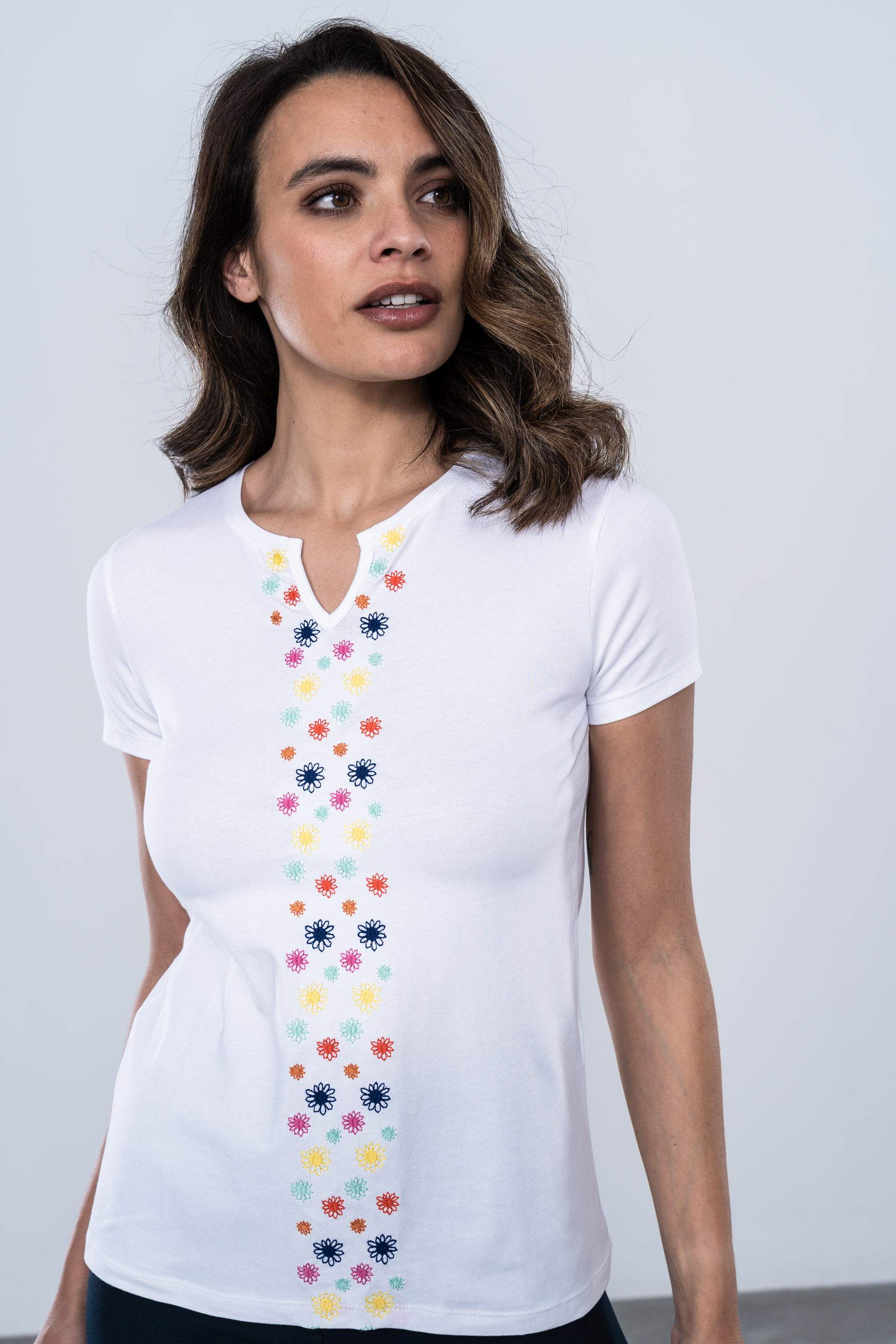 CAMISETA UVE FLORES BORDADA BLANCO