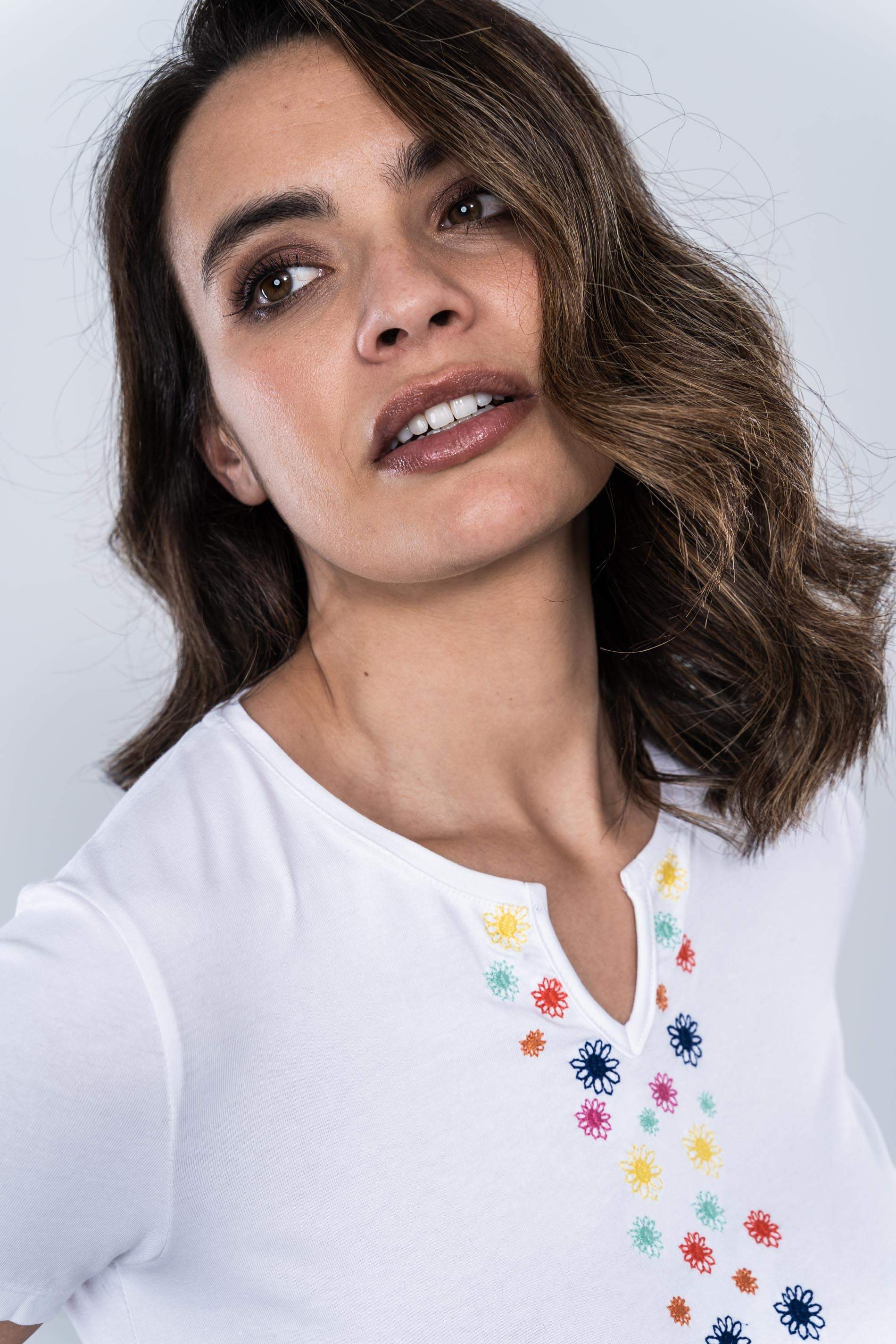 CAMISETA UVE FLORES BORDADA BLANCO