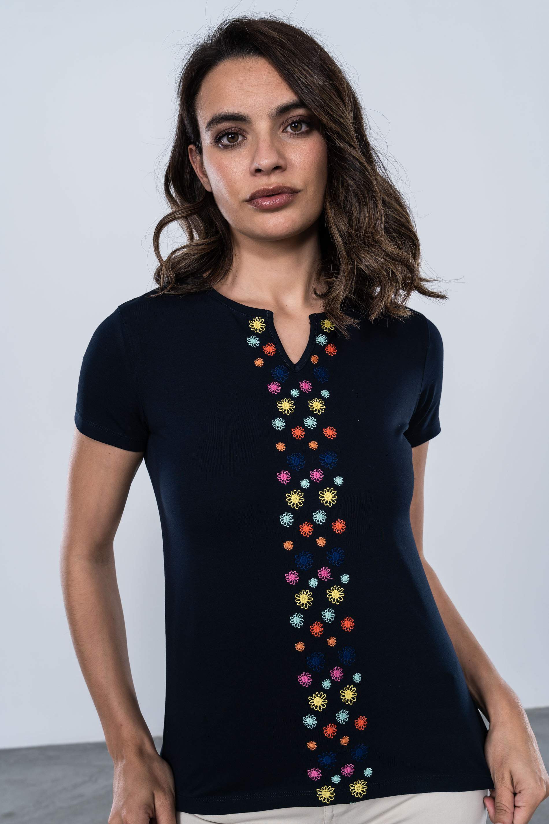 CAMISETA UVE FLORES BORDADA MARINO
