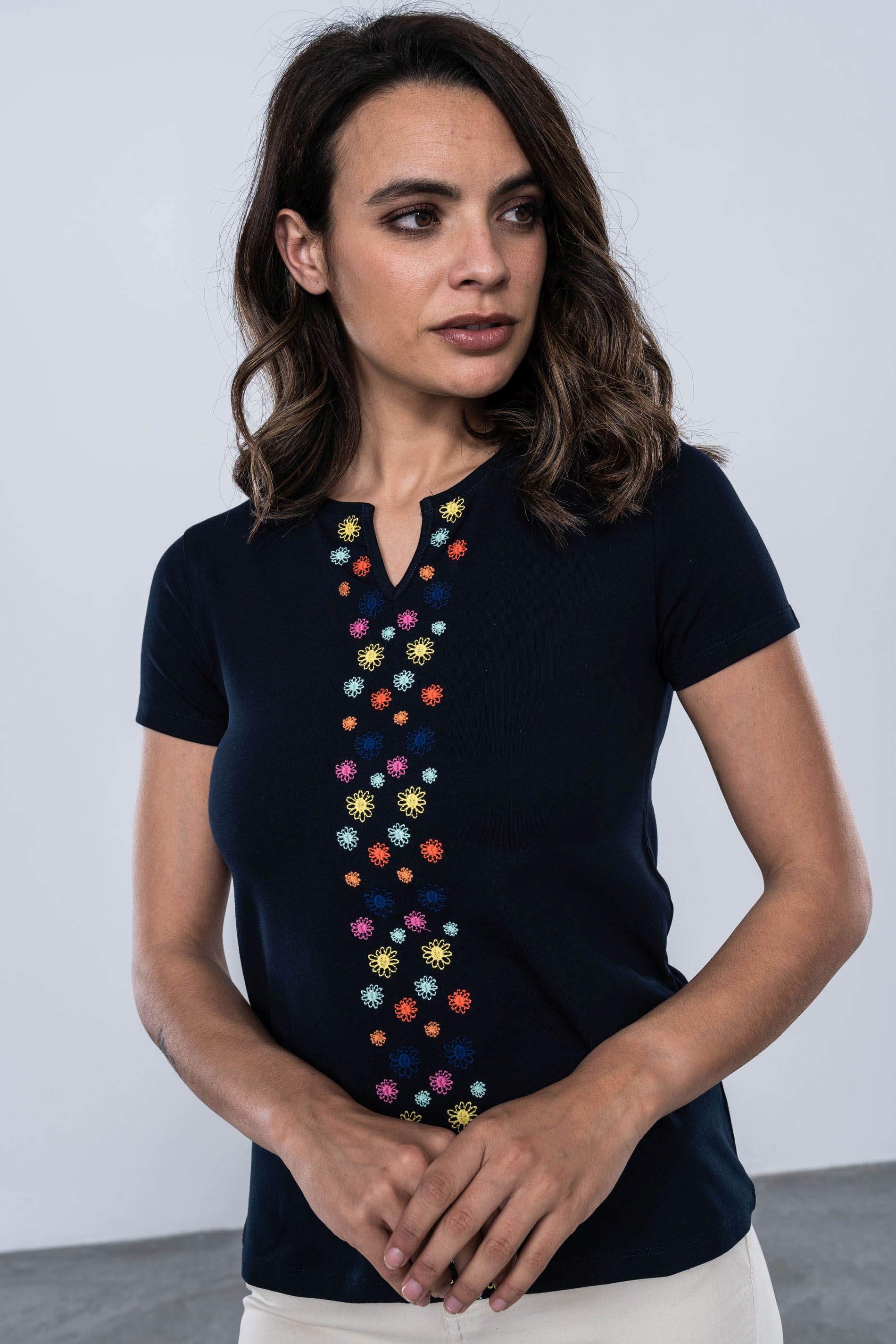 CAMISETA UVE FLORES BORDADA MARINO