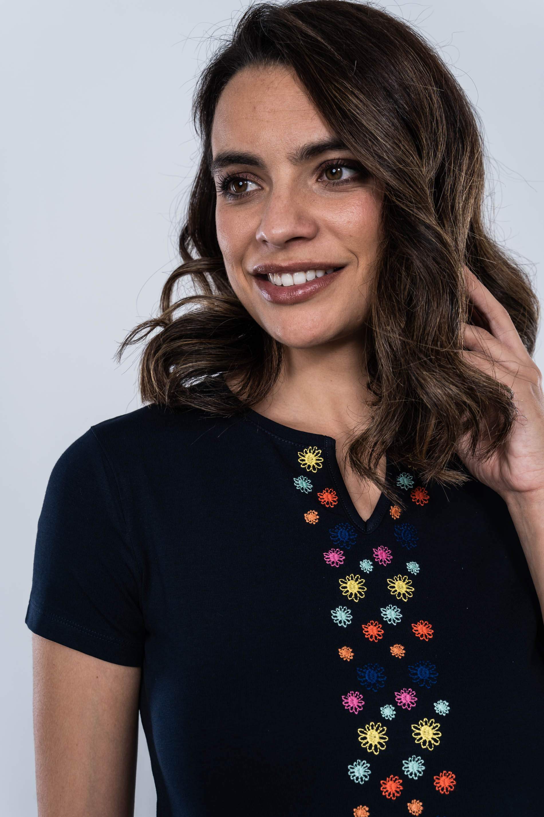 CAMISETA UVE FLORES BORDADA MARINO