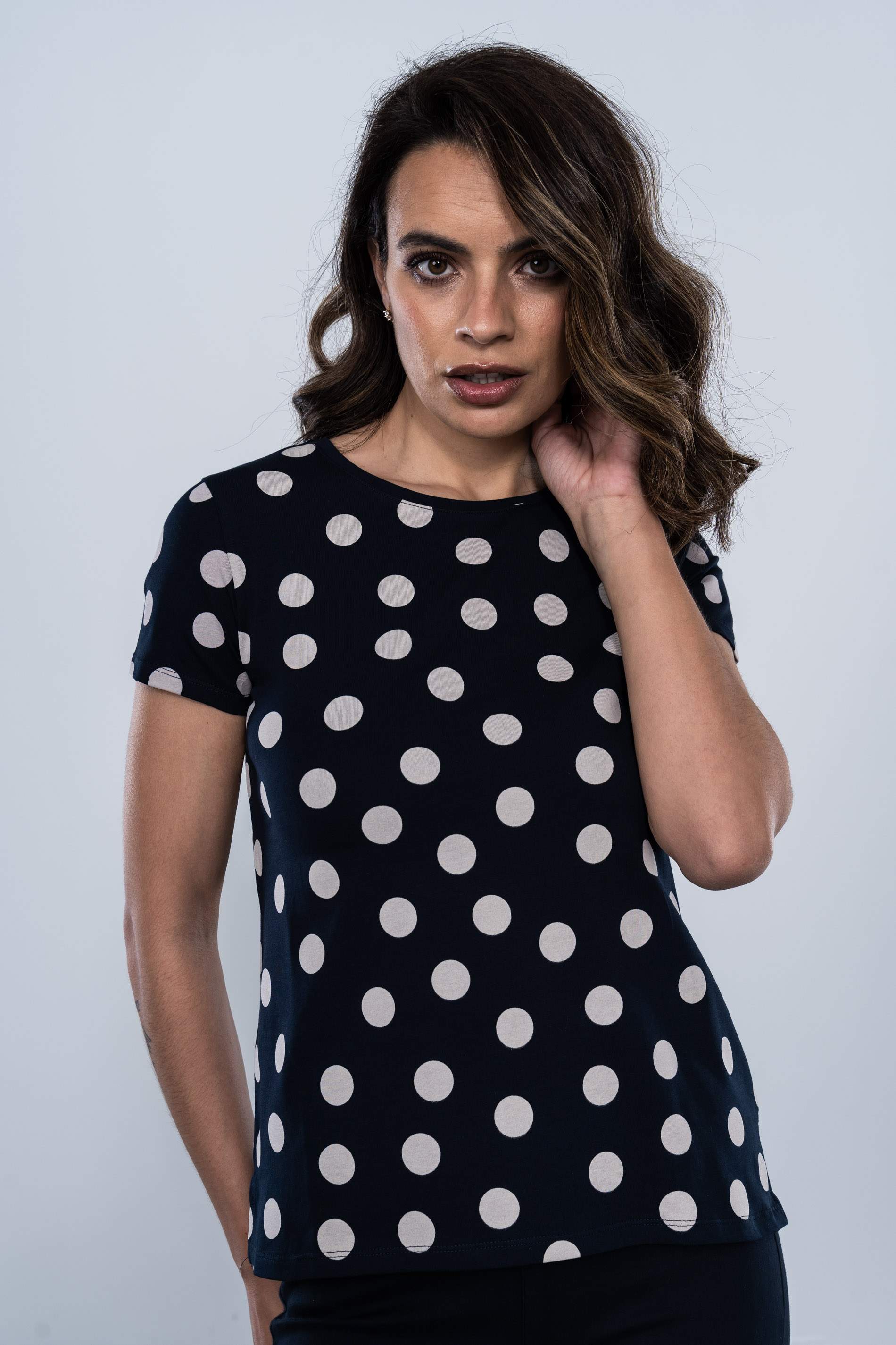 CAMISETA ESTAMPADA TOPOS BLANCOS