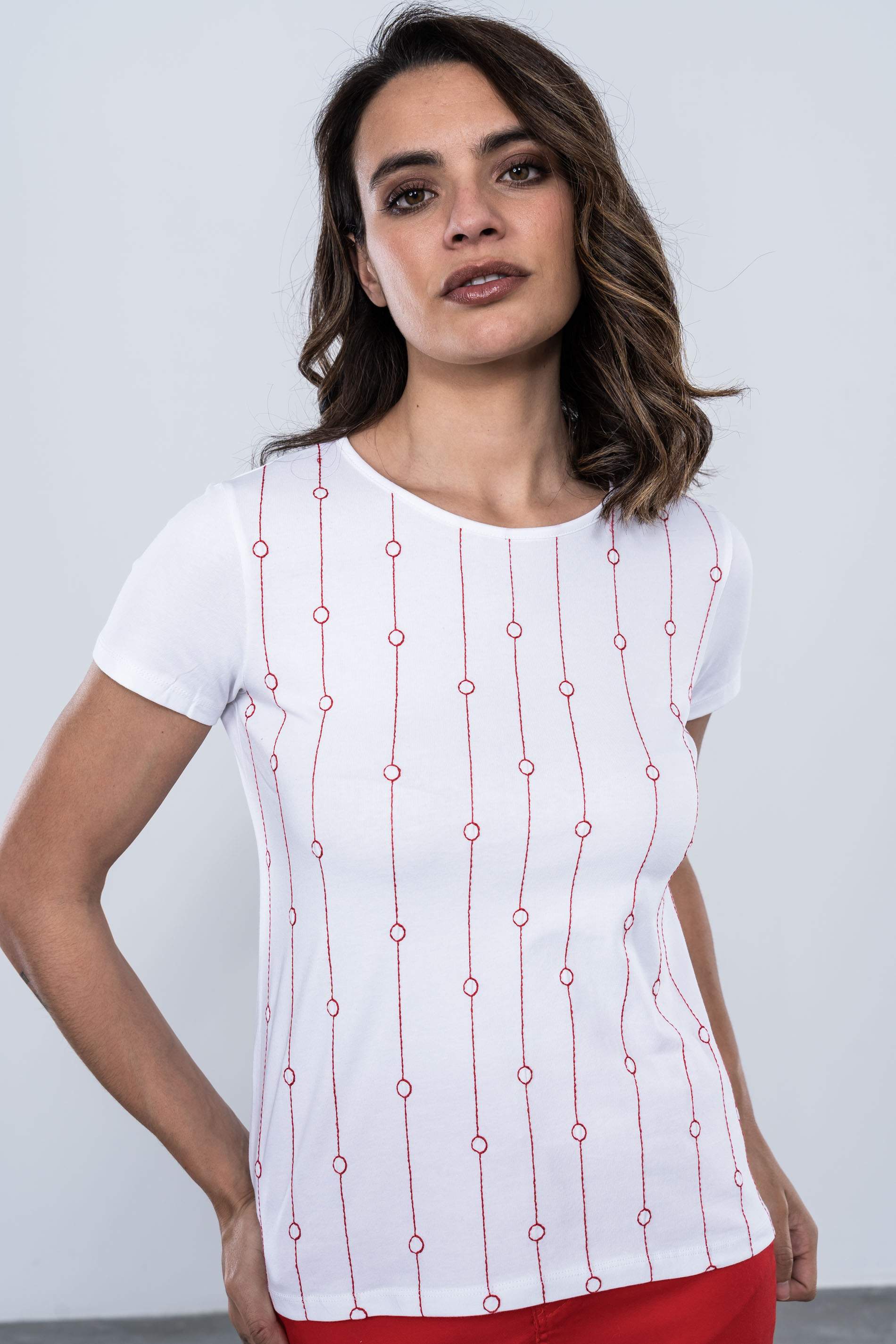 CAMISETA DALANTERO BORDADO TONO
