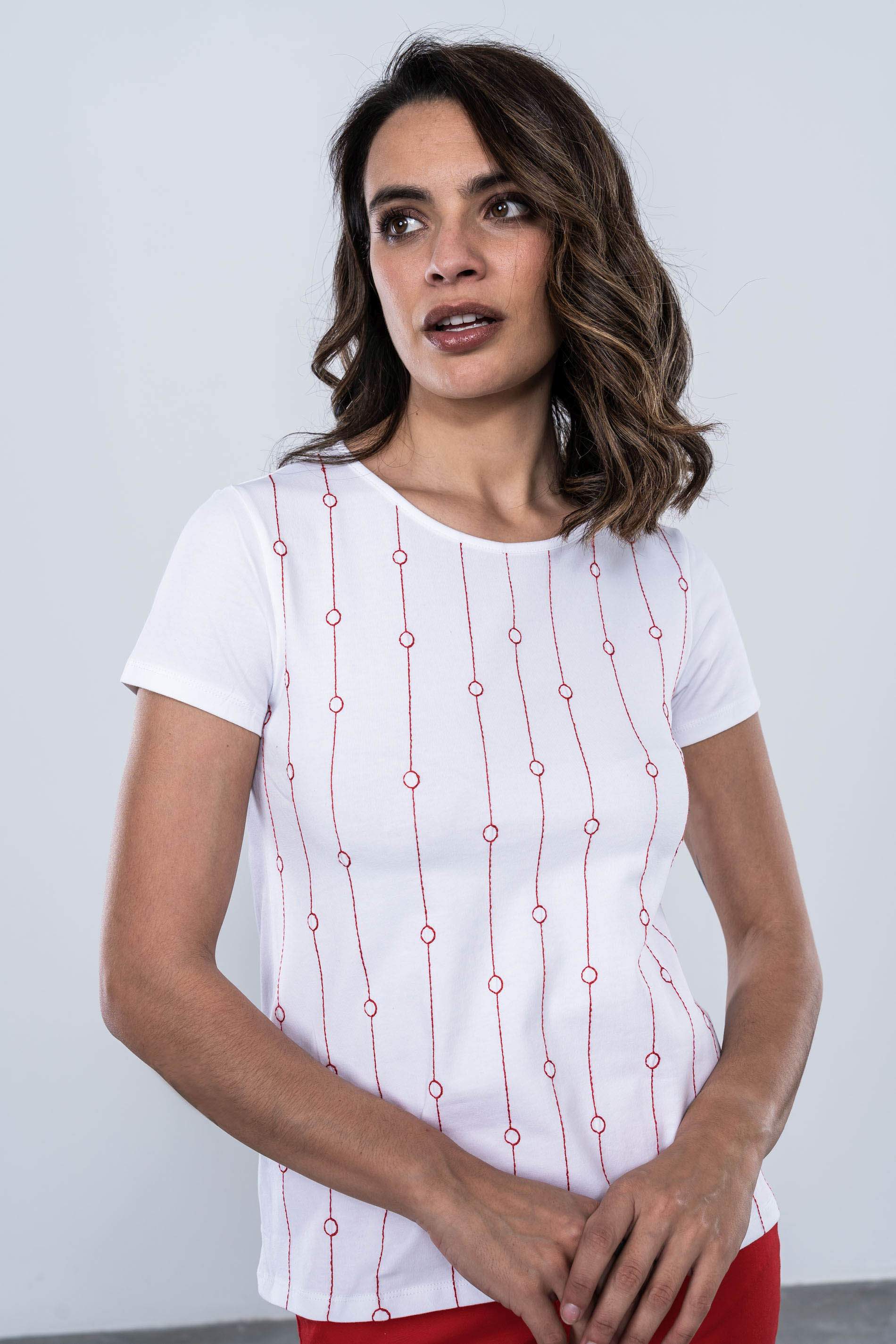 CAMISETA DALANTERO BORDADO TONO