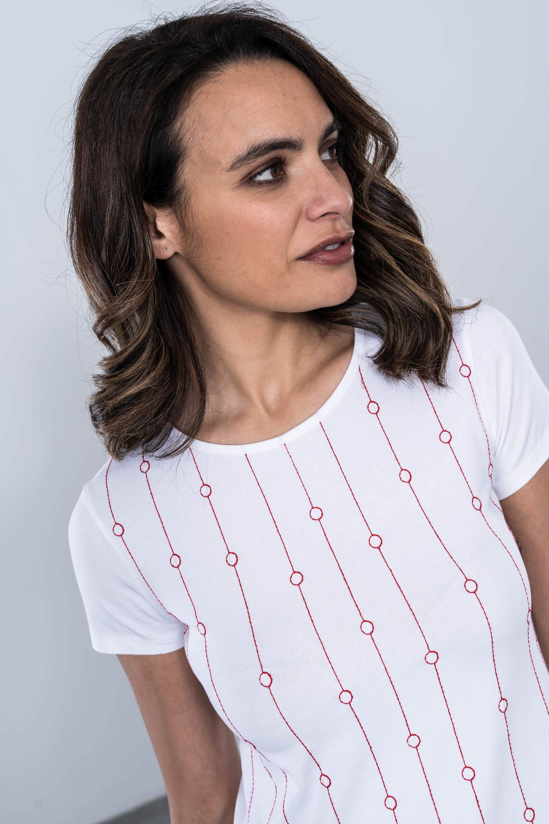 CAMISETA DALANTERO BORDADO TONO