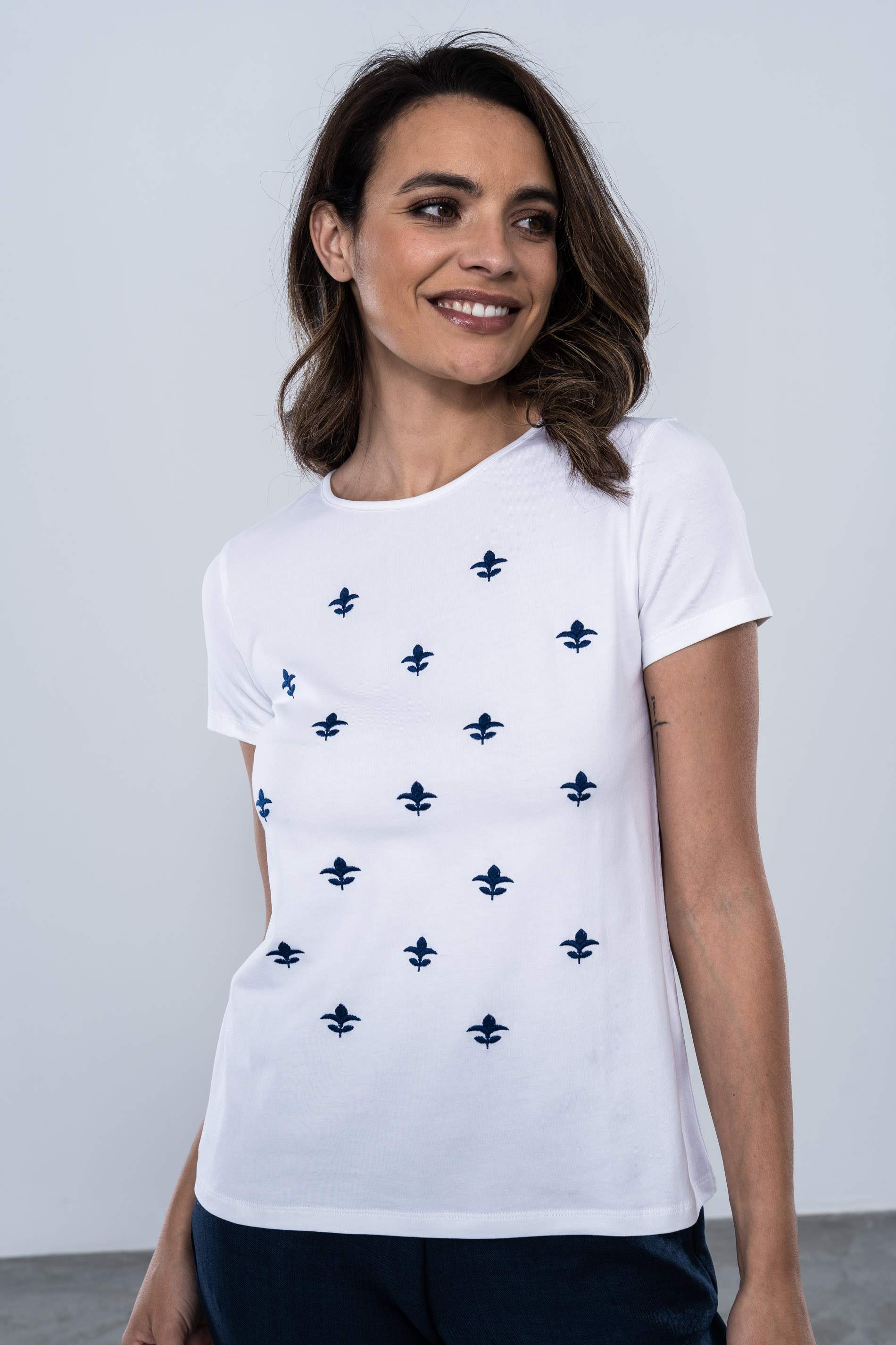 CAMISETA BORDADA SILUETA FLOR