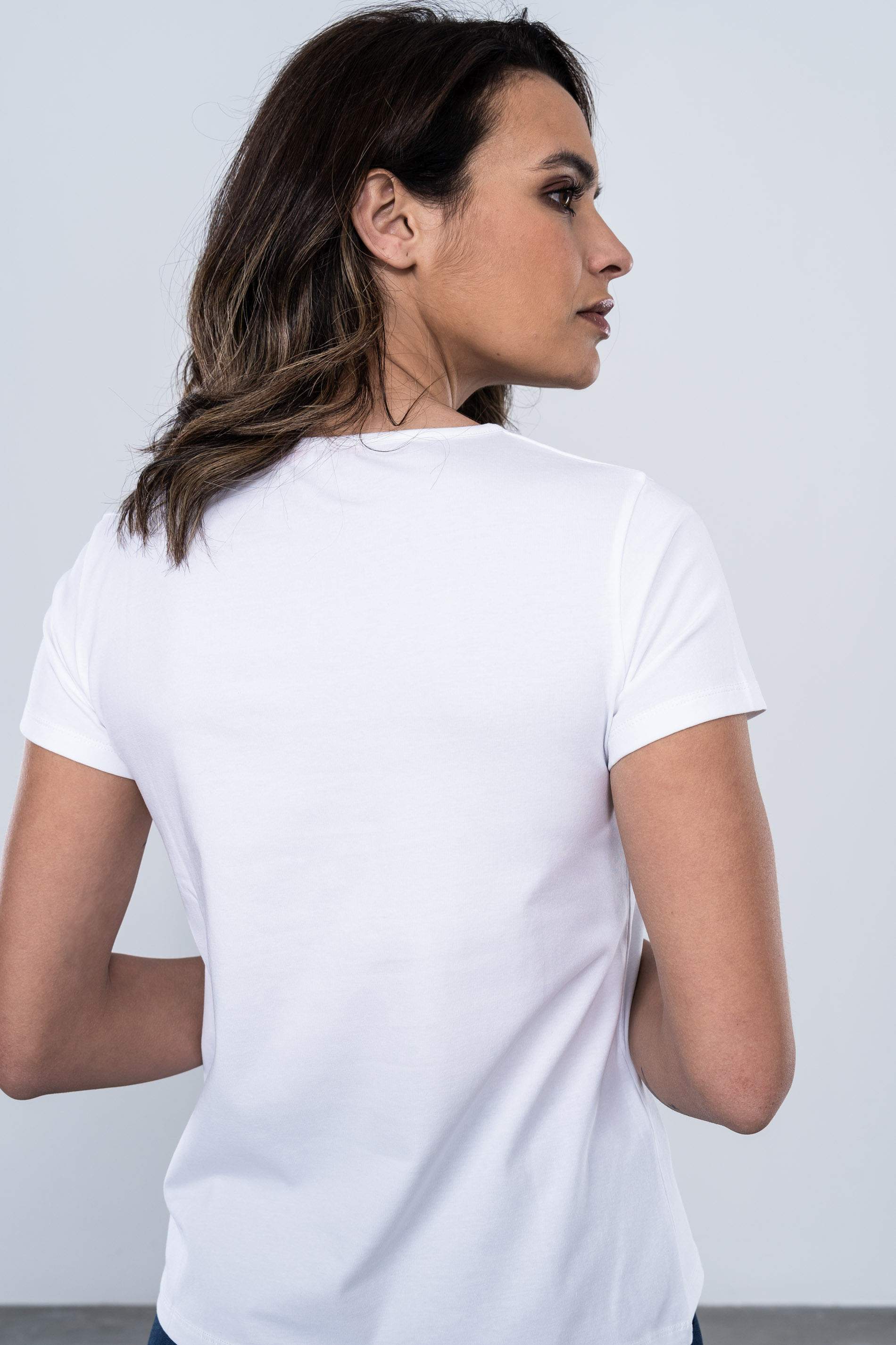 CAMISETA BORDADA SILUETA FLOR