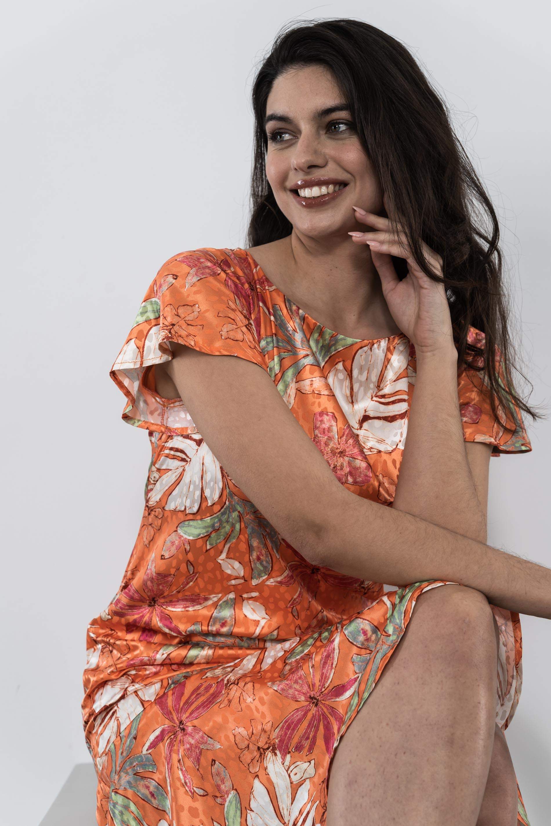 VESTIDO SATINADO CAPA BAJO MANDARINA