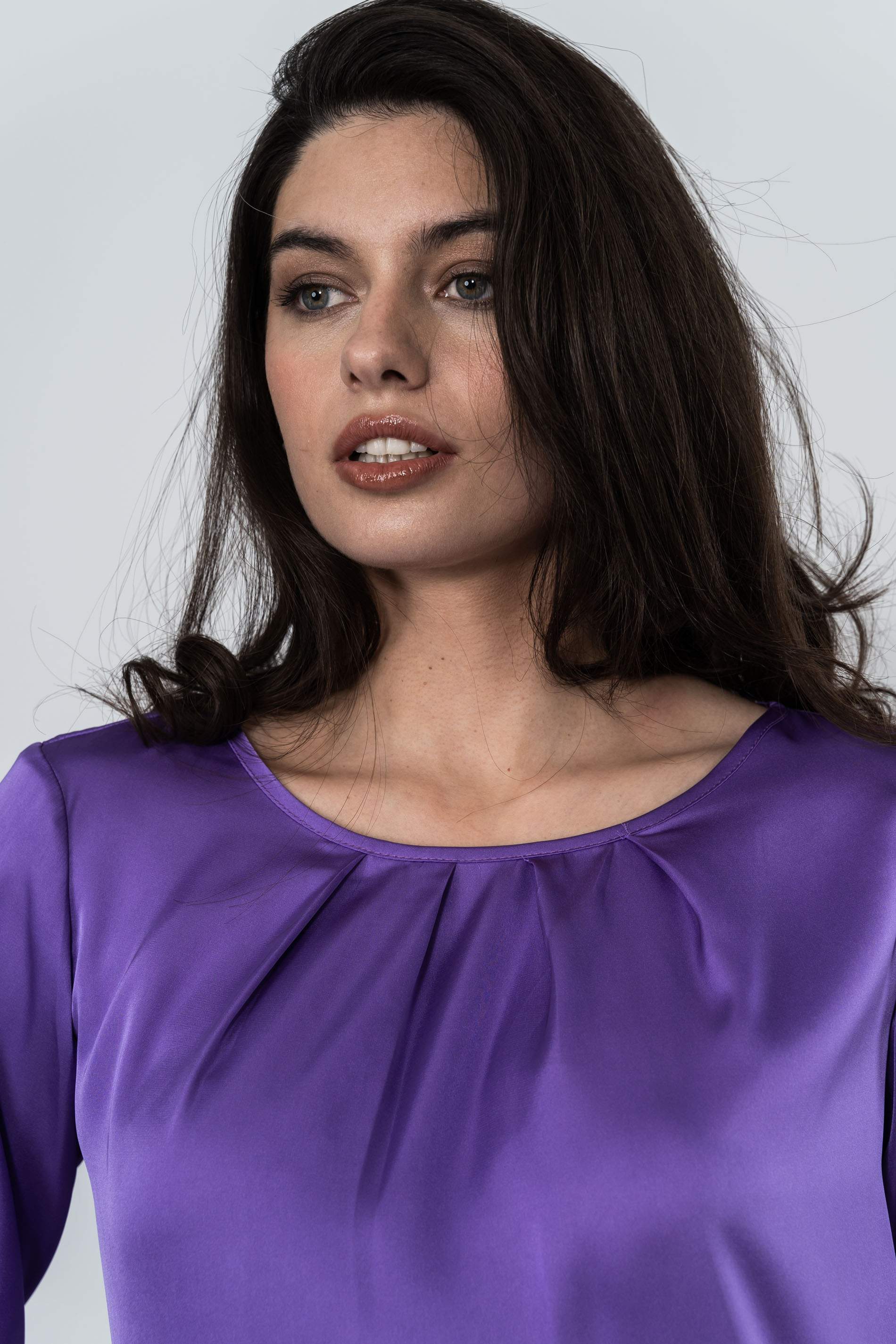 BLUSA PLIEGUES SATINADA VIOLETA
